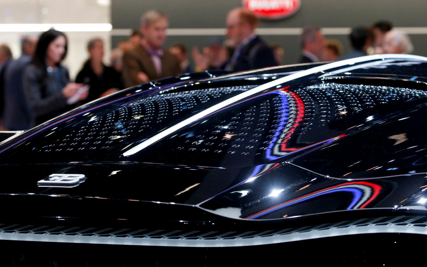 Karoserija automobila ručno je rađena iz karbona, a posebno se ističu LED svjetla koja su prvi put korištena na jednom Bugattijevu automobilu. 