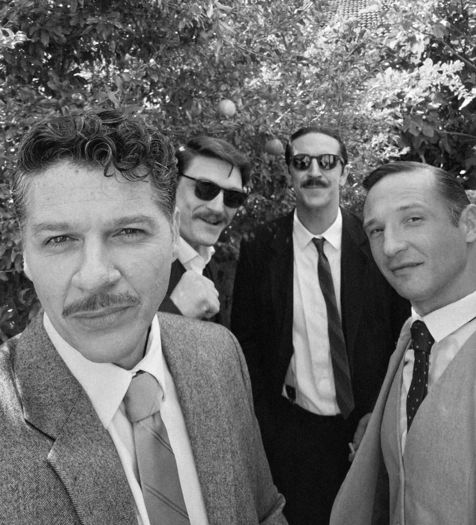 Mladom Ivanu Barišiću ovo je prvi veliki televizijski angažman u Hrvatskoj. Na setu savjete iskusnijih kolega upija kao spužva.
„Jako je lijepo raditi s glumcima koji imaju više iskustvo nego ti, znaju sve te neke trikove, cake. Pomažu nam sa savjetima - kako stati, što bismo mogli poboljšati. I kad se pripremamo za ulogu, uvijek je puno lakše kad ti netko stariji kaže da dobro nešto radiš i cijeniš te sugestije, primjerice Sanje Vejnović ili Jelene Perčin“, ističe. A kako izgleda kad stanu pred kamere i transformiraju se u svoje likove, gledatelji će doznati vrlo brzo! 'Divlje pčele' na rasporedu su već od ponedjeljka u 20.15 sati na RTL-u i platformi Voyo.