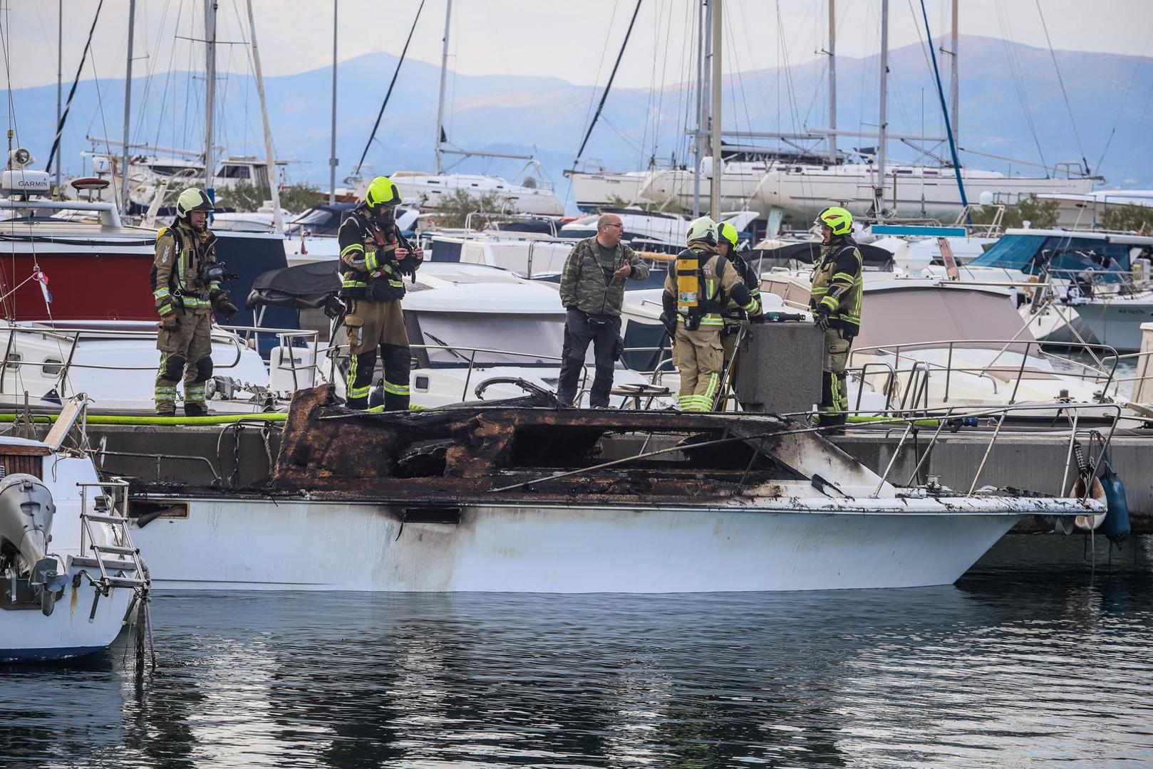 07.02.2025., Split - Pozar nekoliko brodica u lucici Spinut. Photo: Zvonimir Barisin/PIXSELL