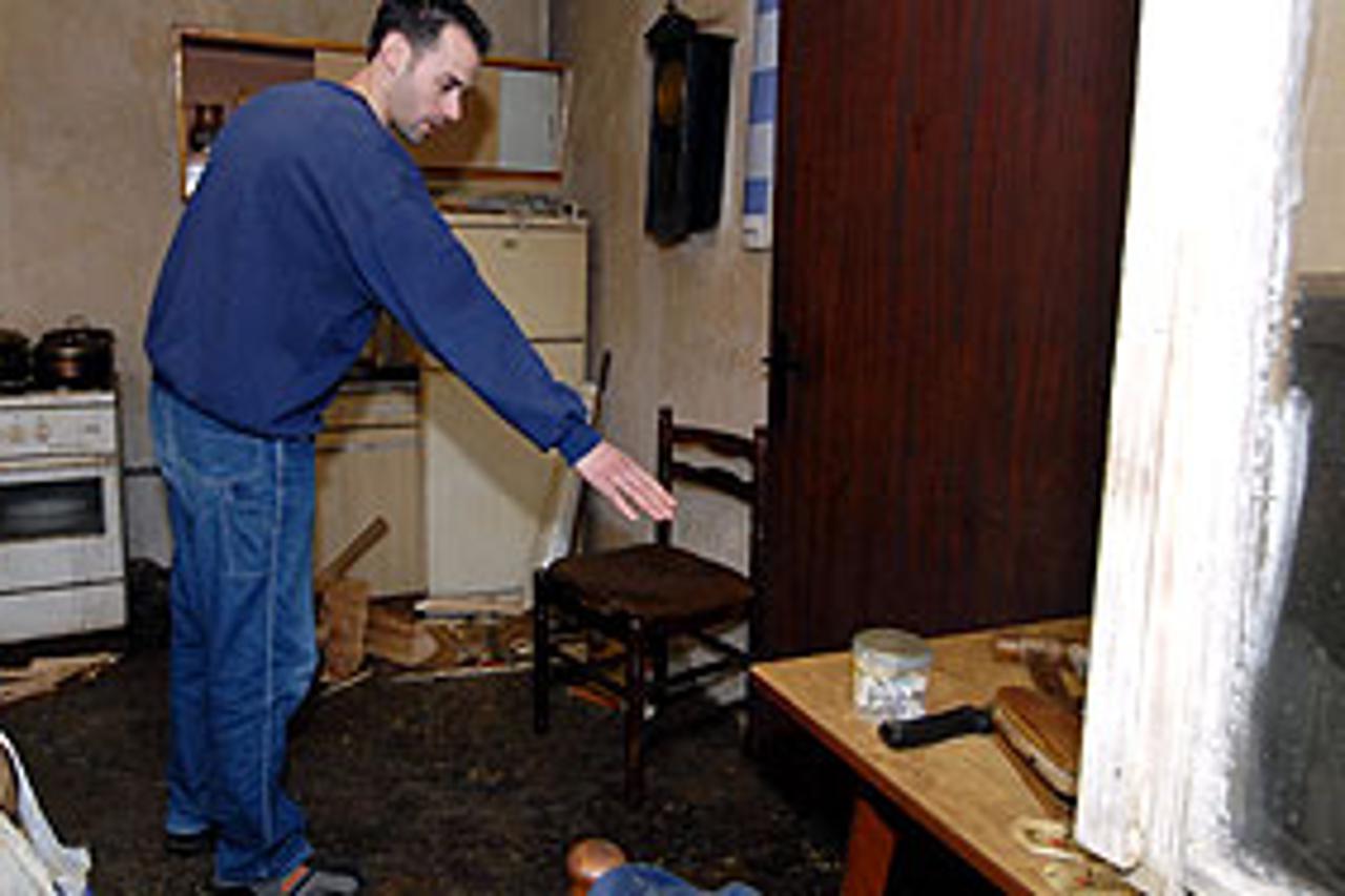 N. Smokrovic pokazuje mjesto gdje je pronasao nesretnog starca