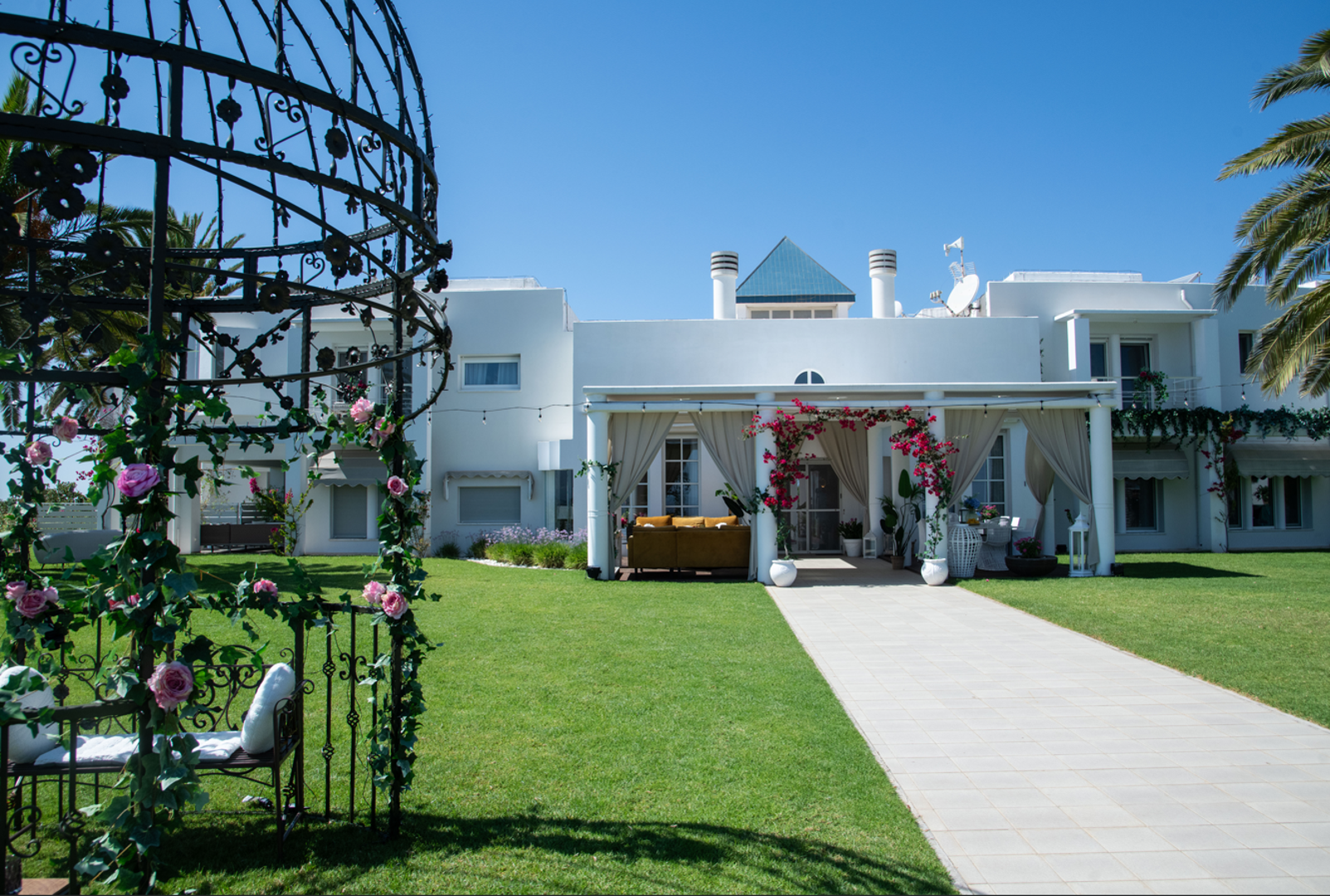 Iako se snimalo na više od 100 lokacija diljem otoka, na jednom će se posebnom mjestu ipak stvarati najviše drame, bit će najglasnije i najzabavnije, rađat će se prijateljstva i klanovi, napeto će se iščekivati Petar i Karlo, opušteno uživati u prvoj jutarnjoj kavi i svakom novom traču, ali i romantici. Riječ je o novoj luksuznoj vili u kojoj će boraviti kandidatkinje showa, ali i u kojoj će se održavati dobro poznati cocktail-partyji, kao i napete ceremonije dodjeljivanja ruža.