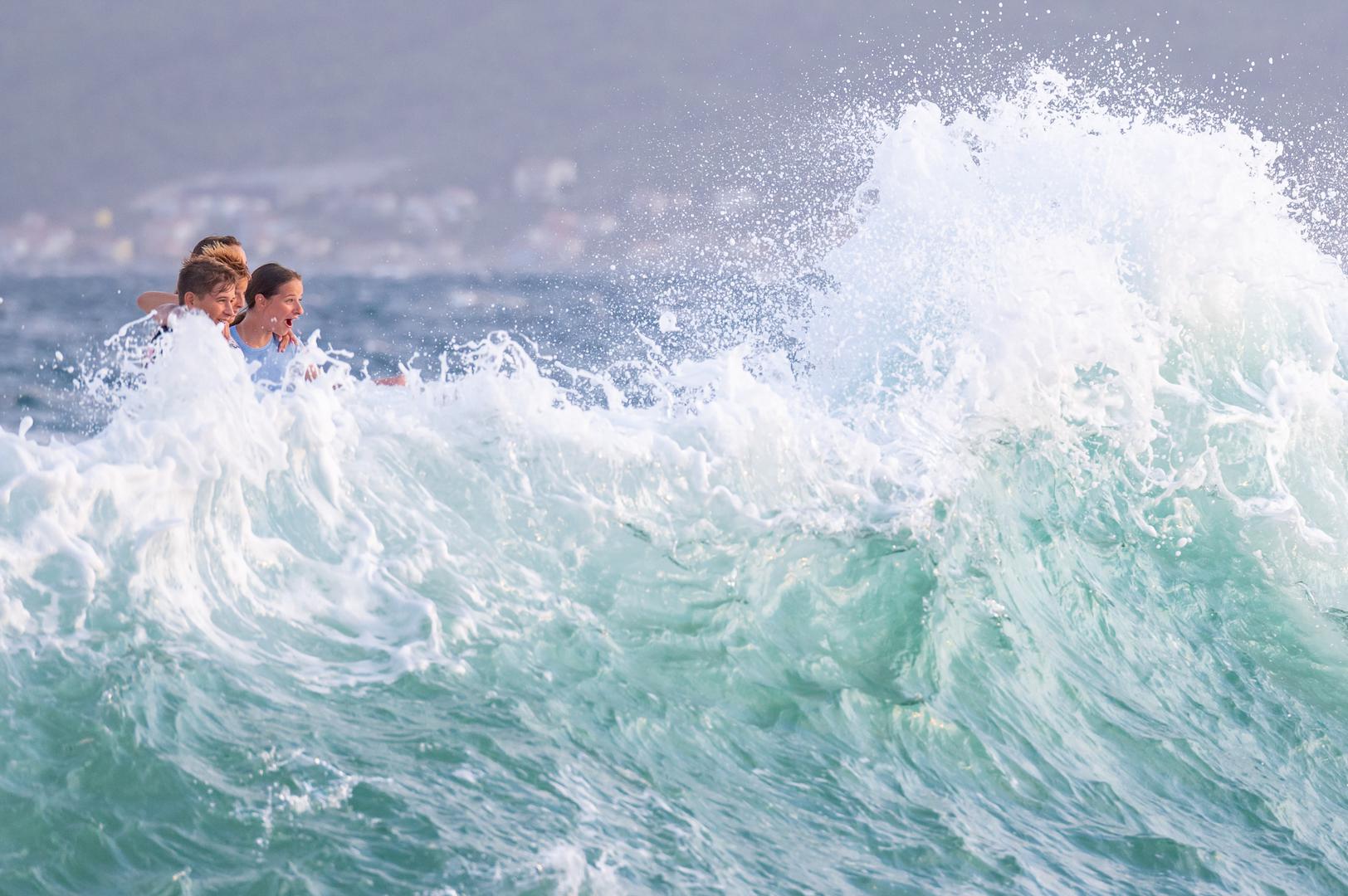 04.08.2023., Zadar - Nevera s jakim vjetrom i valovima zahvatila je nakratko zadarsko podrucje. Mladjima je to pruzilo priliku za nesvakidasnje razonode. Photo: Dino Stanin/PIXSELL