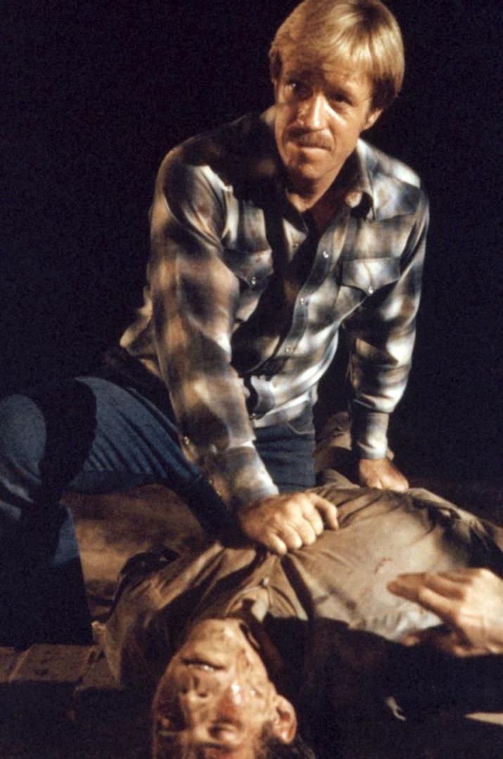 Iako je bio sinonim za akcijski žanr, Norris se nije bojao eksperimentirati, što dokazuje film "Silent Rage" iz 1982. U ovom neobičnom spoju akcije, horora i znanstvene fantastike, Norris glumi šerifa u malom gradu koji se mora suprotstaviti psihopatskom ubojici koji je nakon smrti oživljen u laboratoriju kao neuništivi stroj za ubijanje. Film se ističe mračnom atmosferom i elementima slasher horora, što ga čini jedinstvenim ostvarenjem u njegovoj filmografiji.