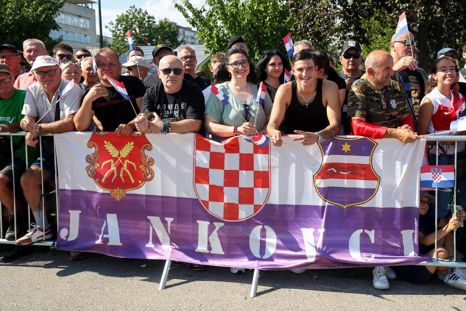 Vukovarska ulica već od ranih poslijepodnevnih sati ispunjena je građanima koji, unatoč visokim temperaturama, pristižu kako bi svjedočili velikom vojnom mimohodu. 