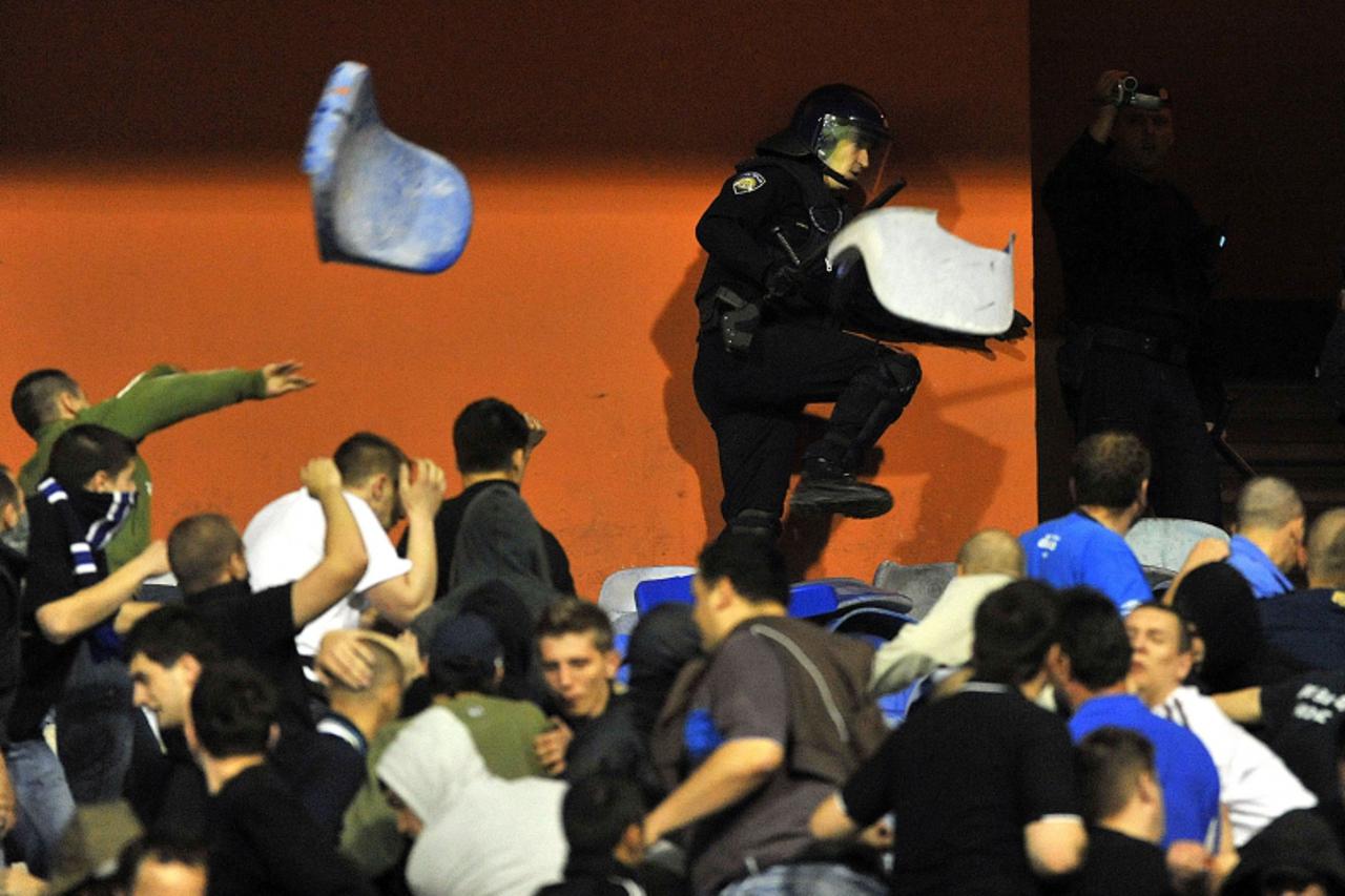 \'01.05.2010., Maksimirski stadion, Zagreb - Nogometna utakmica 28. kola Prve HNL izmedju domacina Dinama i Hajduka. Navijaci Dinama, Bad Blue Boysi, napali su specijalnu policiju bakljama i stolicama