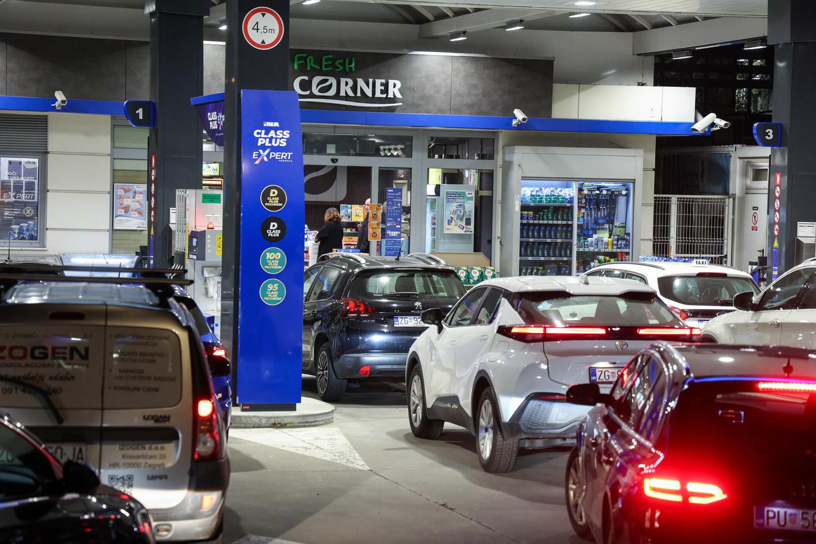 Hrvatske građane od sutra očekuje novo poskupljenje goriva, zbog čega su mnogi već danas pohrlili na benzinske postaje kako bi napunili spremnike prije rasta cijena. 