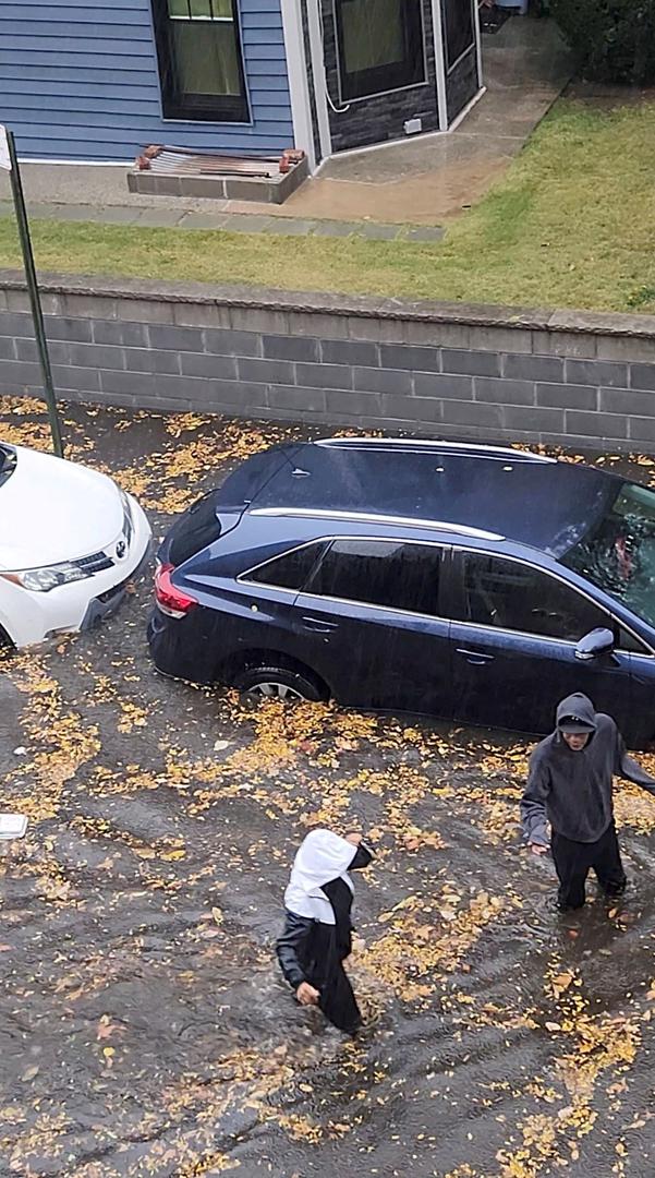 Obilne kiše pogodile su New York u četvrtak, usmrtivši dvije osobe u gradu, rekao je gradonačelnik Eric Adams, dok su popratne oluje poremetile letove, a meteorološke službe upozorile su na poplave u nekim područjima.