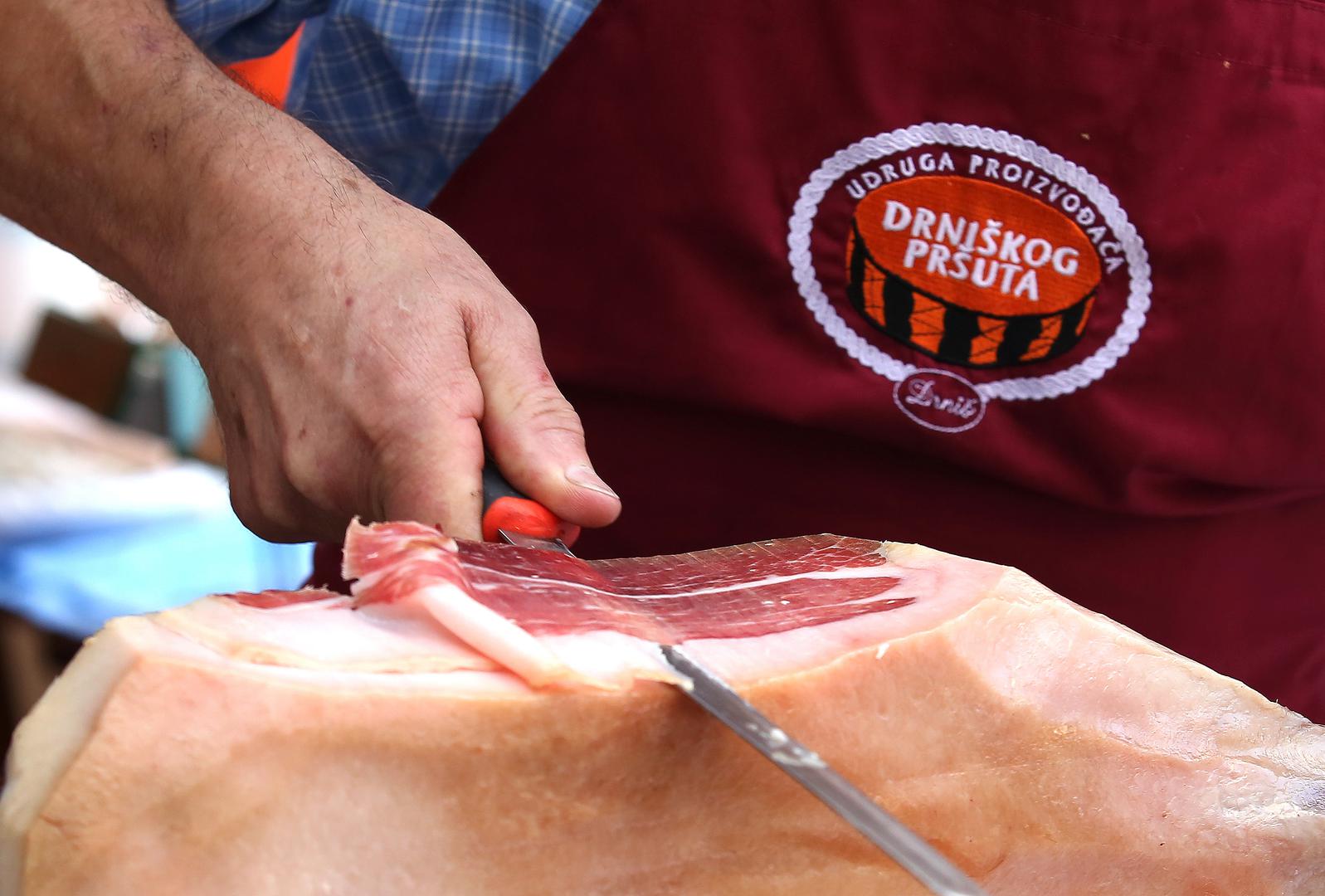 9. Drniški pršut - svinjski but obrađen bez zdjeličnih kosti i nožice te soljen, prešan, dimljen i sušen. Narezak je intenzivne crvene boje, osim bjeline u području masnog tkiva. Upečatljiv je i po intenzivnom mirisu dimljenog sušenog svinjskog mesa. Proizvodnja mu je ograničena na područje unutar Šibensko-kninske županije, odnosno unutar grada Drniša i nekoliko susjednih općina.