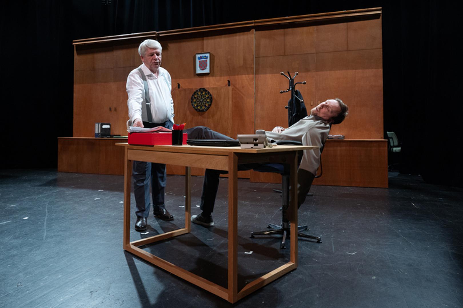 Redatelj i autor adaptacije predstave "Pljuska" je Željko Königsknecht koji u njoj i glumi, na fotografiji s glumcem Lukom Petrušićem