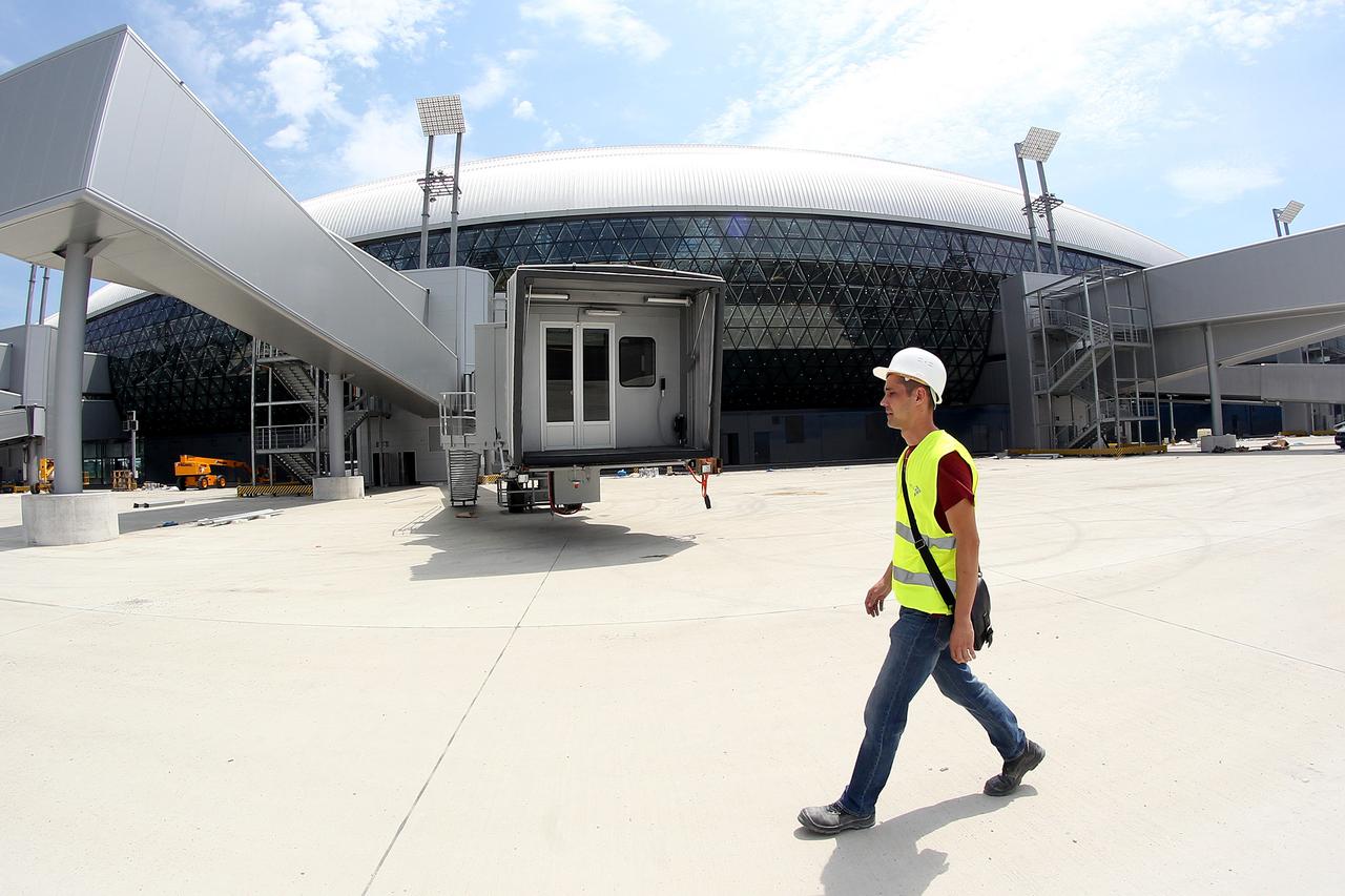 09.06.2016., Zagreb, Pleso - Novoizgradjeni terminal zagrebackog aerodroma Dr. Franjo Tudjman trebao bi biti pusten u promet u 3. mj. 2017. god. Trenutno traju zavrsni radovi na zgradi i uredjenje okolisa. Photo: Boris Scitar/Vecernji list/PIXSELL