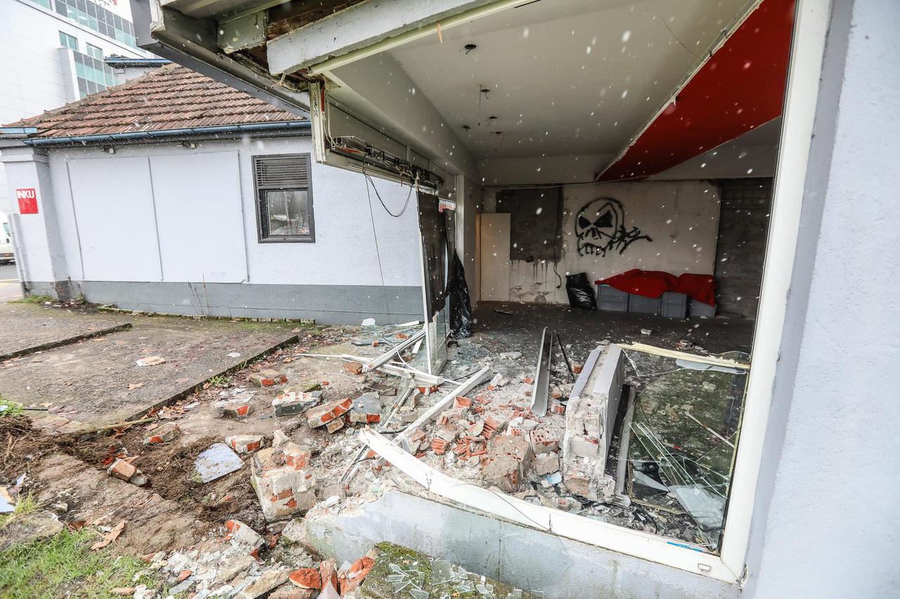 Zagreb: Poslovni prostor u koji se zaletio automobil