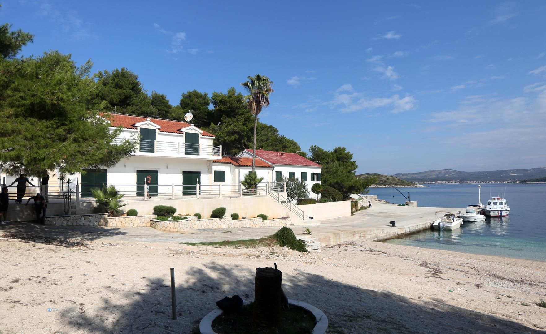 "Glavni objekti su jako lijepi i dobro očuvani, a unutra nisu zatečene mnoge pokretnine već samo namještaj koji je popisan i to će se ostaviti ovrhovoditelju na čuvanje", dodala je Juričev Šprljan.