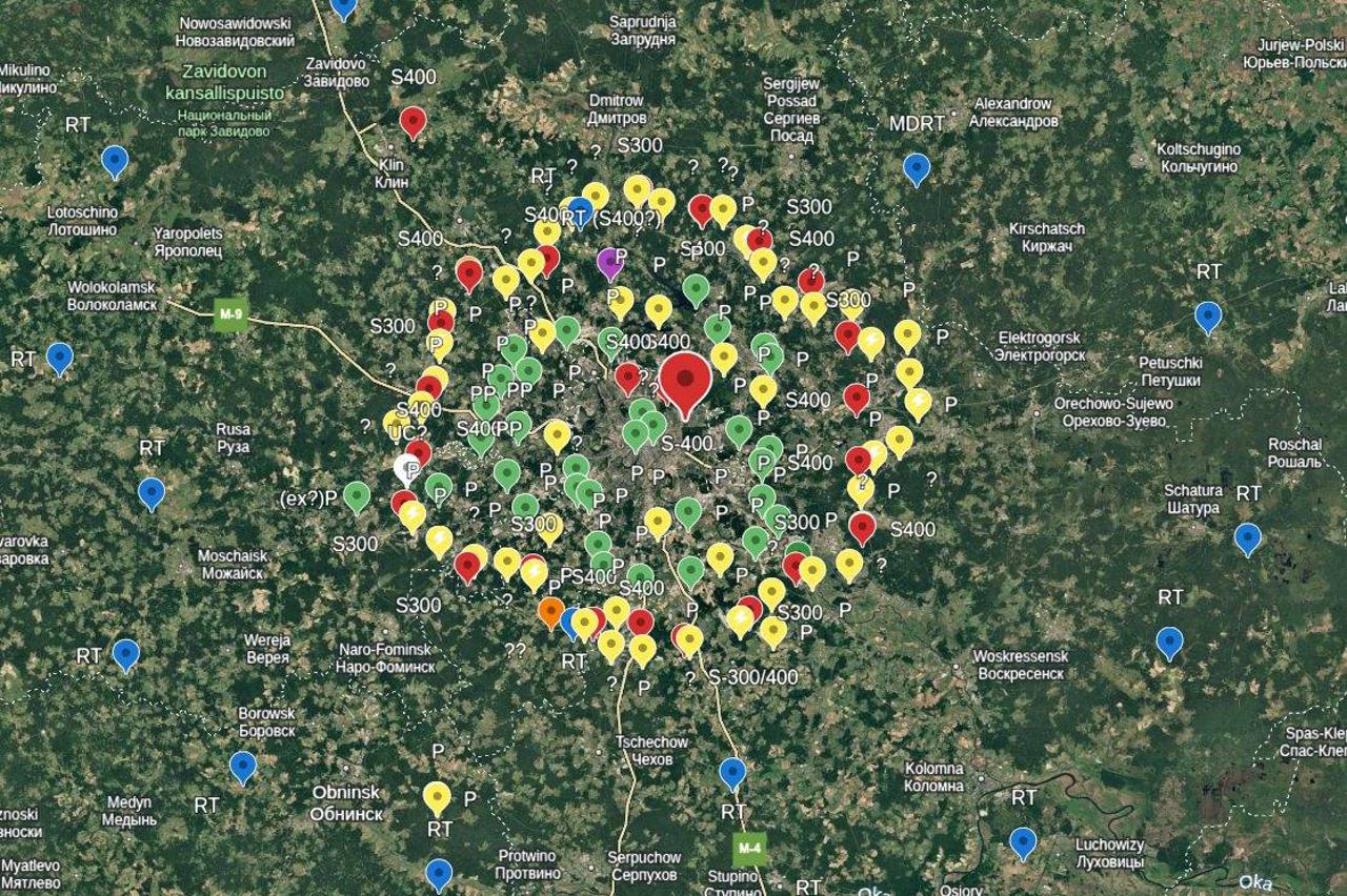 Pantsir protuzračni sustavi (zeleno) te S-300 (žuto) i S-400 (crveno) protuzračnih sustava, dok su plave točke oznake radara
