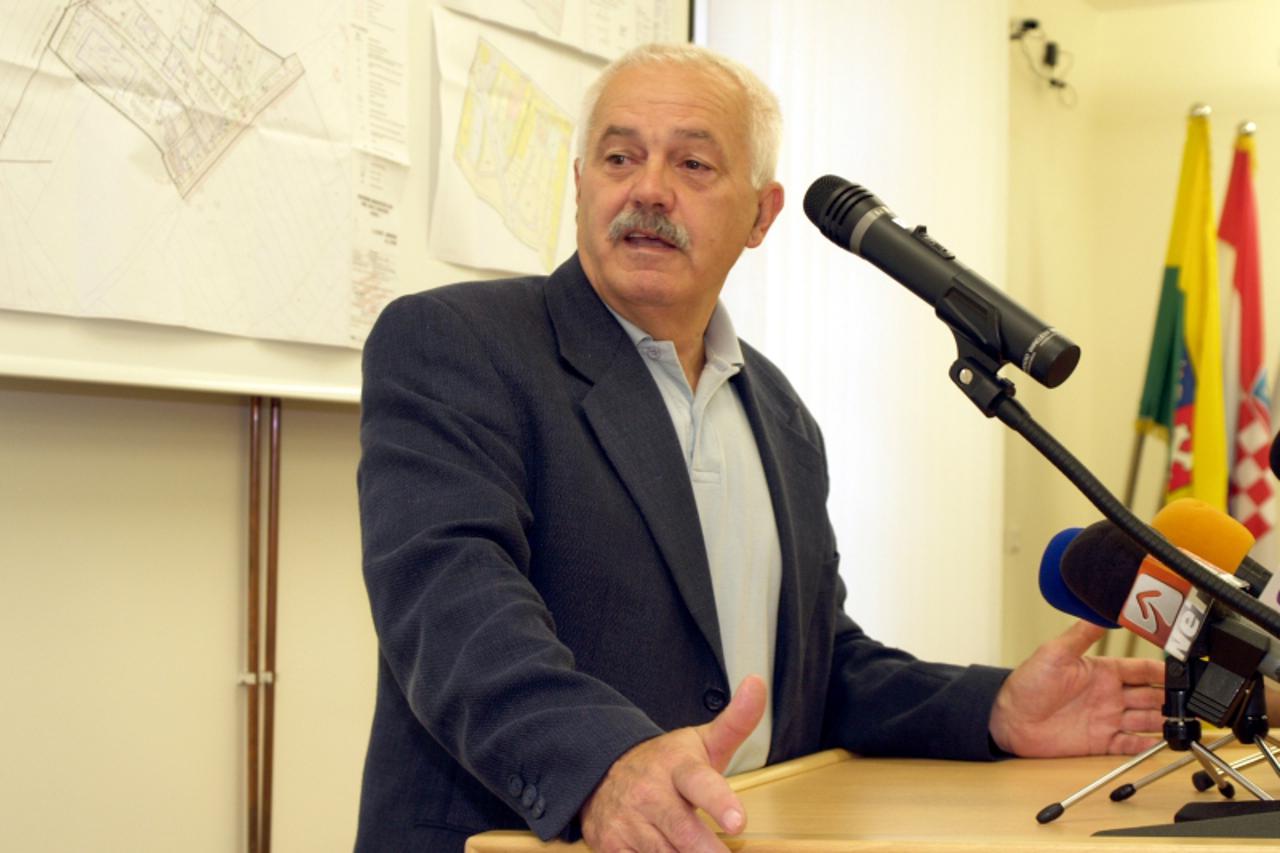 \'22.08.2011., Bjelovar - Gradski procelnik za drustvene djelatnosti Stjepan Grula (u sredini) nasao se u sredistu skandala, kada su ga ribocuvari na koprivnickom jezeru Soderica uhvatili u zabranjeno