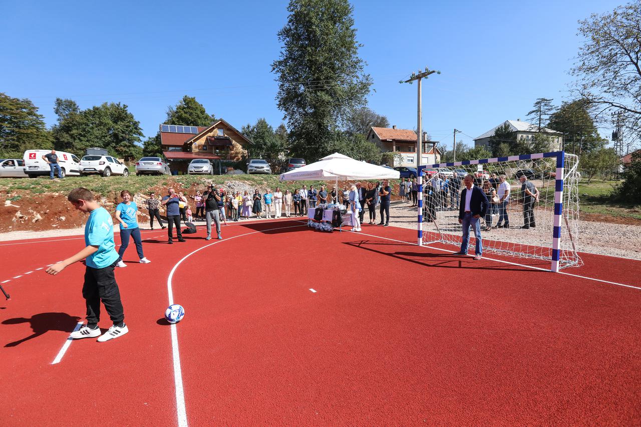 Oto?ac: Sve?ano otvorenje igrališta Podru?ne škole Švica