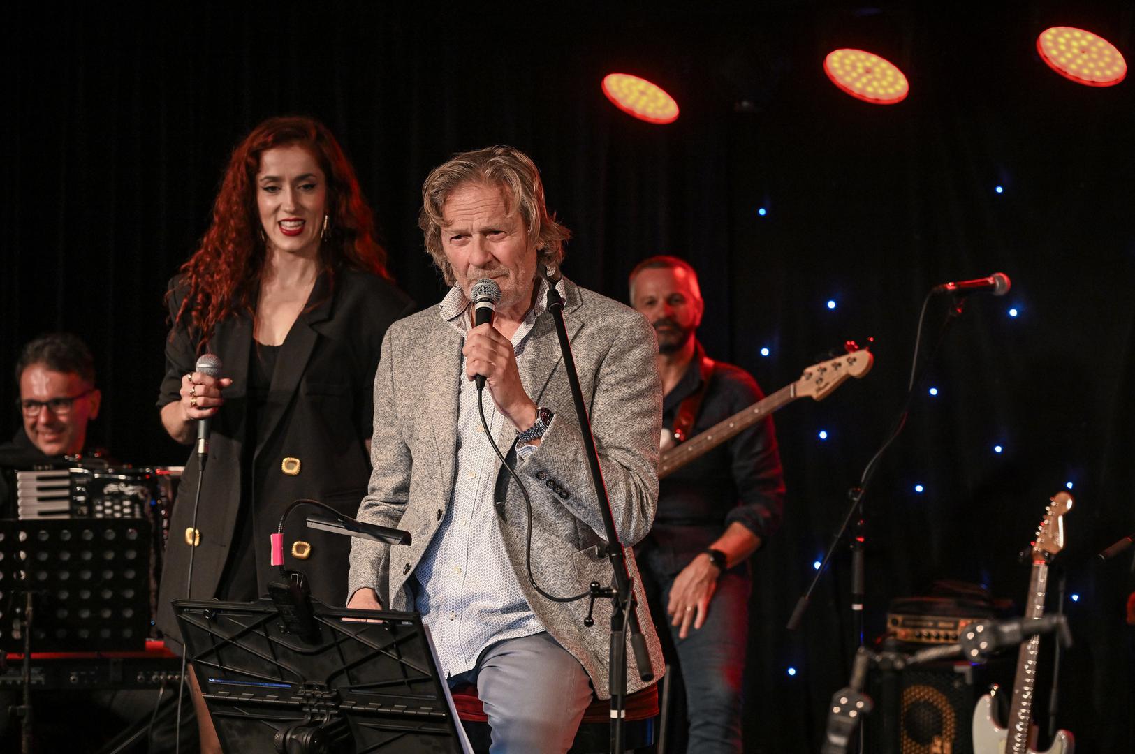 Pravi vrhunac večeri dogodio se kad se na pozornici bendu pridružio Tedi Spalato. Karizmatični pjevač svojim je toplim glasom i prepoznatljivom interpretacijom dodatno dirnuo publiku. 