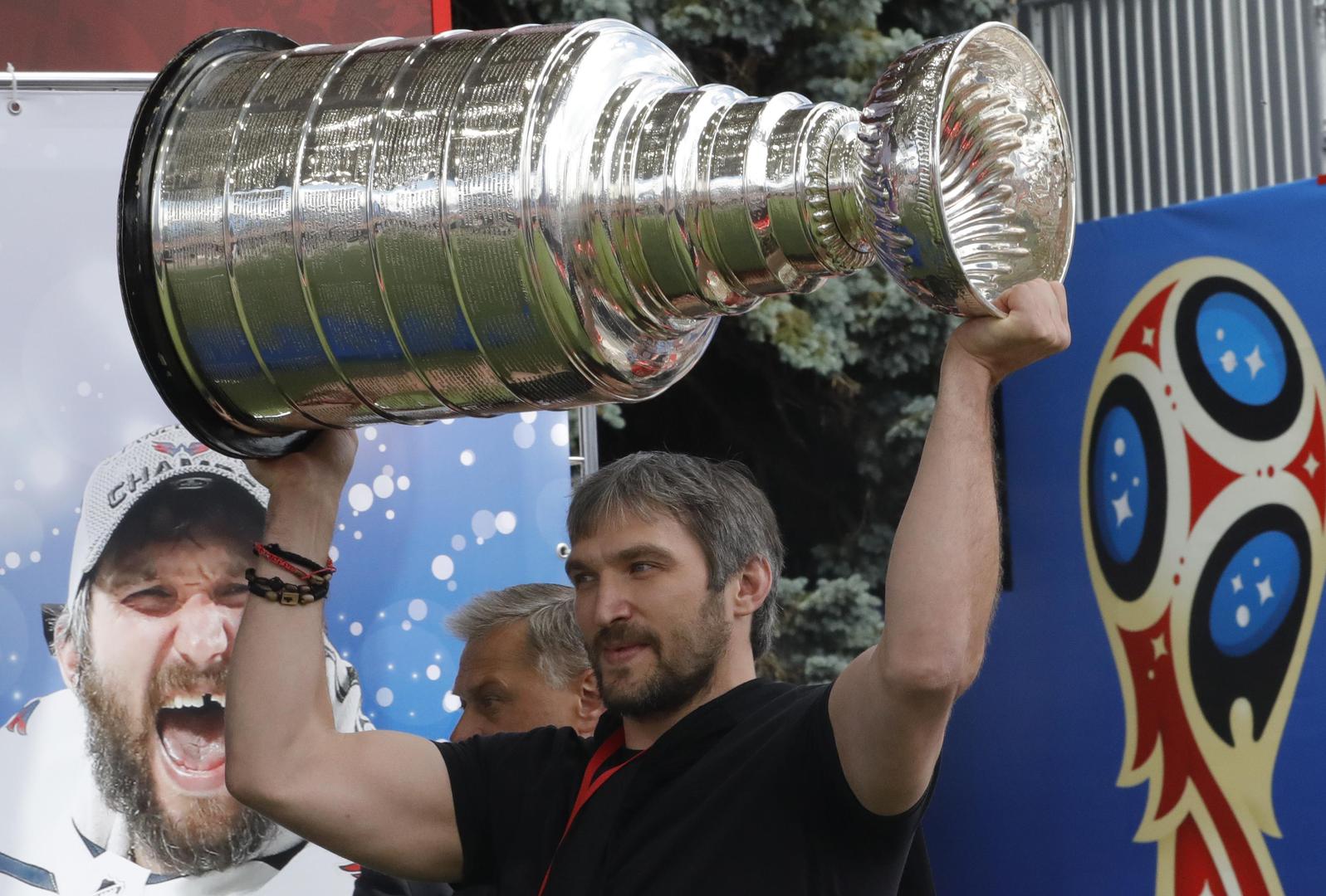 Nekoliko sati prije početka utakmice Rusija - Hrvatska, jedan od najboljih ruskih hokejaša svih vremena Aleksander Ovečkin donio je u moskovsku Fan zonu pehar pobjednika Stanleyjeva kupa