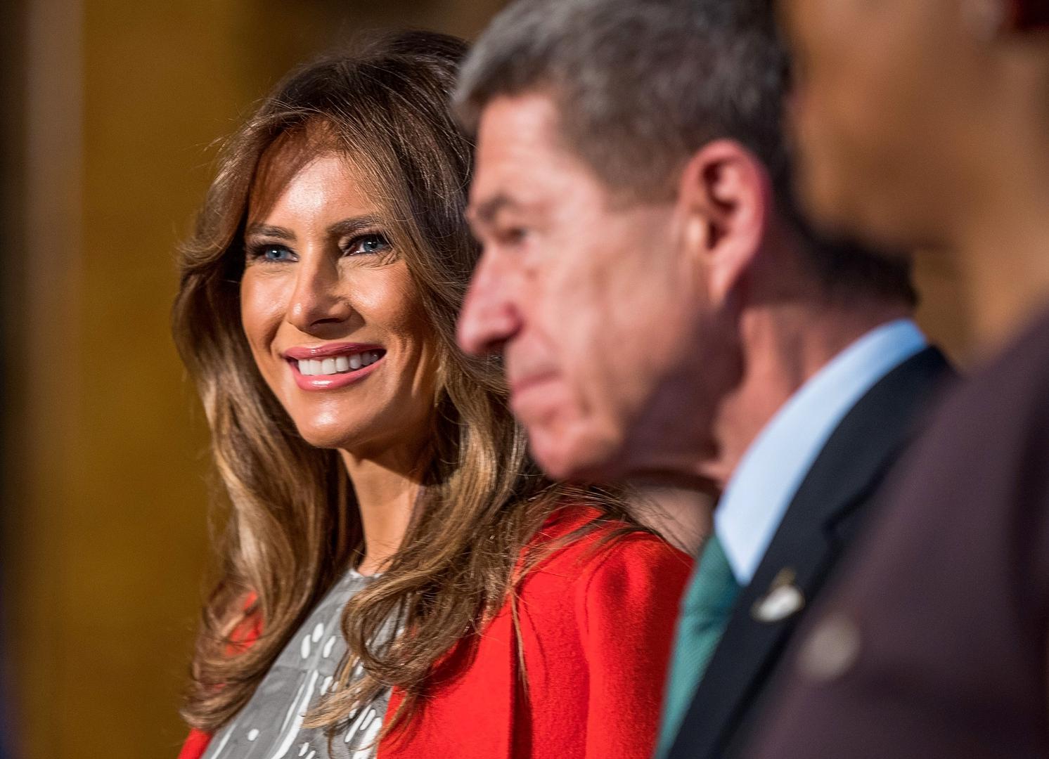 Otkrila je kako Melaniju Trump nije lako pratiti jer je istočno krilo Bijele kuće, koje je namijenjeno prvoj dami dosta zatvoreno, a Melanija ima jako malo ljudi koji za nju rade jer nema povjerenja u mnogo zaposlenika.

