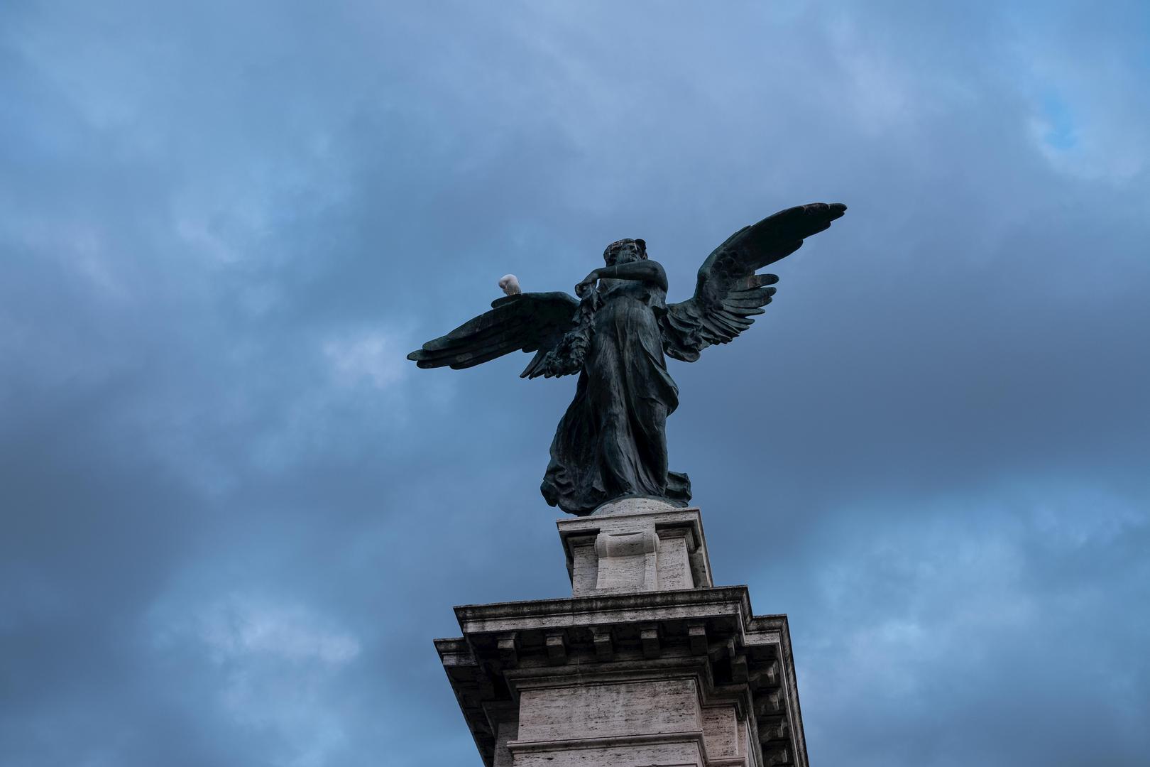 Jeste li se ikada zapitali postoji li nebesko biće koje bdije nad vama? Prema nekim astrološkim tumačenjima i duhovnim tradicijama, svaki horoskopski znak povezan je s određenim anđelom čuvarom koji nudi vodstvo, zaštitu i podršku. Vjeruje se da ovi moćni nebeski entiteti utječu na različite aspekte naših života, potičući hrabrost, mudrost, kreativnost, ljubav i duhovni rast. Istražimo koji bi anđeo mogao biti vaš zaštitnik prema vašem znaku horoskopskom znaku.