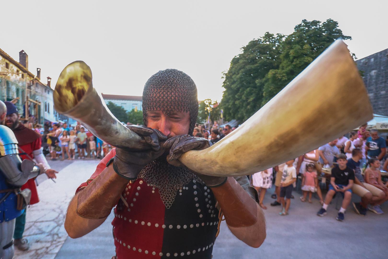 Program festivala podijeljen je u tri tematska dana: obiteljski dan (petak), danas je dan viteštva (subota) i dan legendi (nedjelja), a prilagođen je za sve generacije