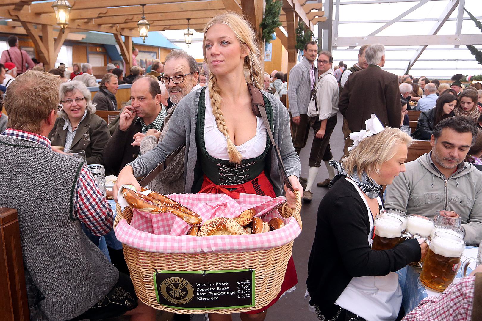 VEĆINA PUTUJE TURISTIČKI Najtraženiji su München i Berlin te tura dvorcima Bavarske,
a brojne posjete tradicionalno generira i münchenski festival piva Oktoberfest