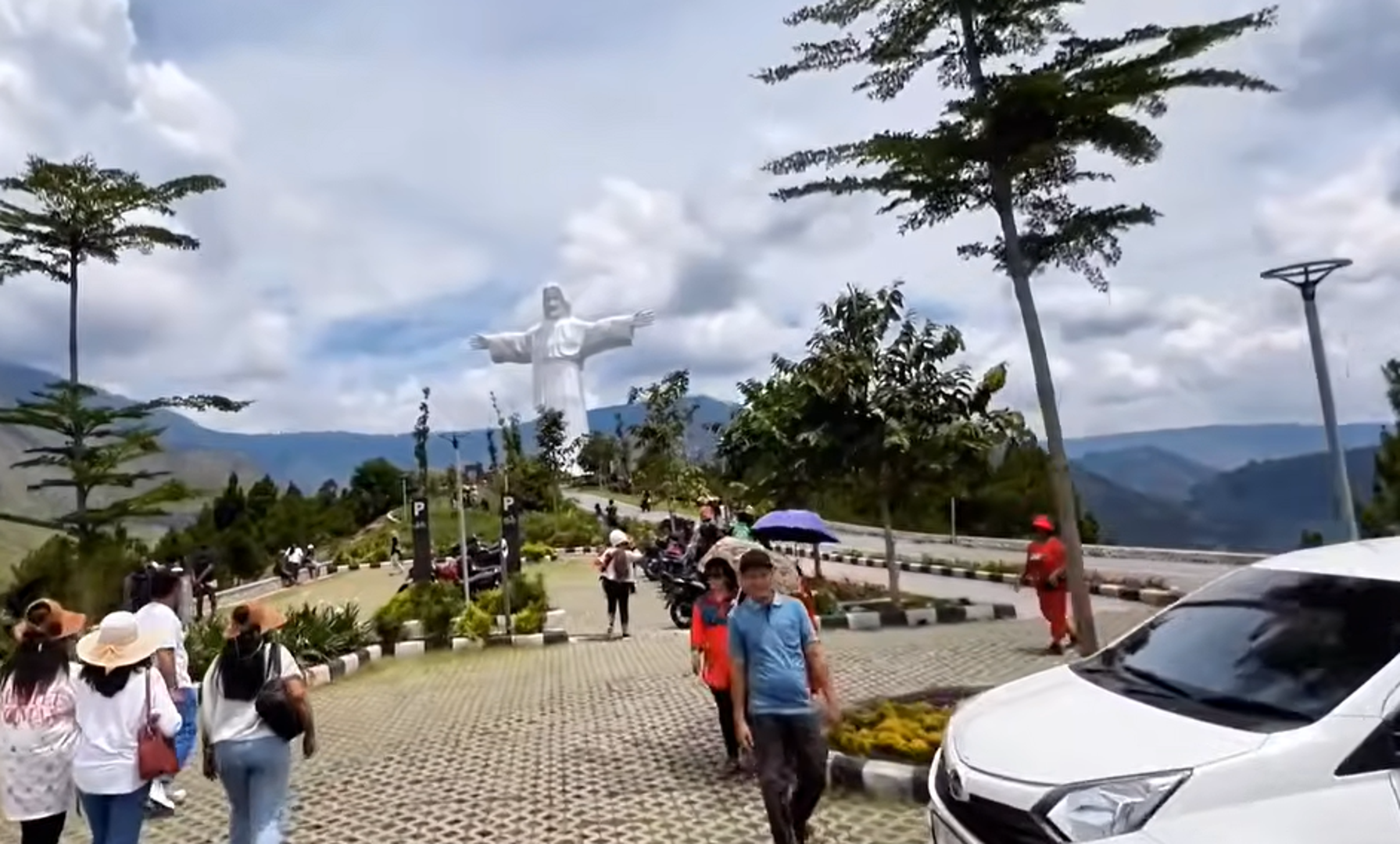 Spomenik prikazuje Isusa raširenih ruku, a smješten je na vrhu brda do kojeg vodi zavojita cesta. Prema indonezijskoj turističkoj organizaciji, riječ je o najvišem kipu Isusa na svijetu.