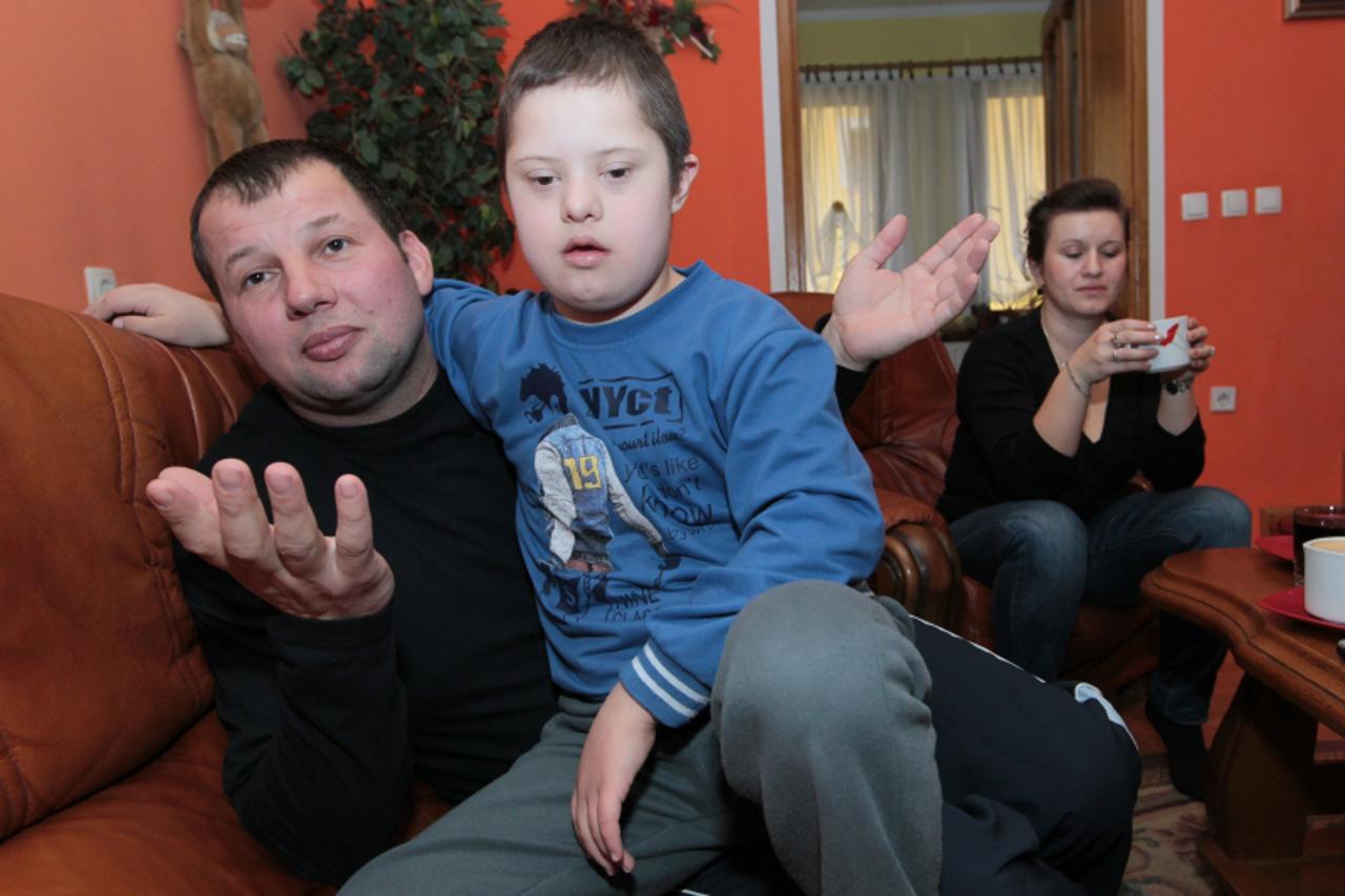 '16.02.2011., Koprivnica - Davor i Kristina Doloscak iz sela Milicani nedaleko Koprivnice imaju sina Karla oboljelog od Downovog sindroma. Davor je policajac koji je dio novca nuznog za lijecenje sina