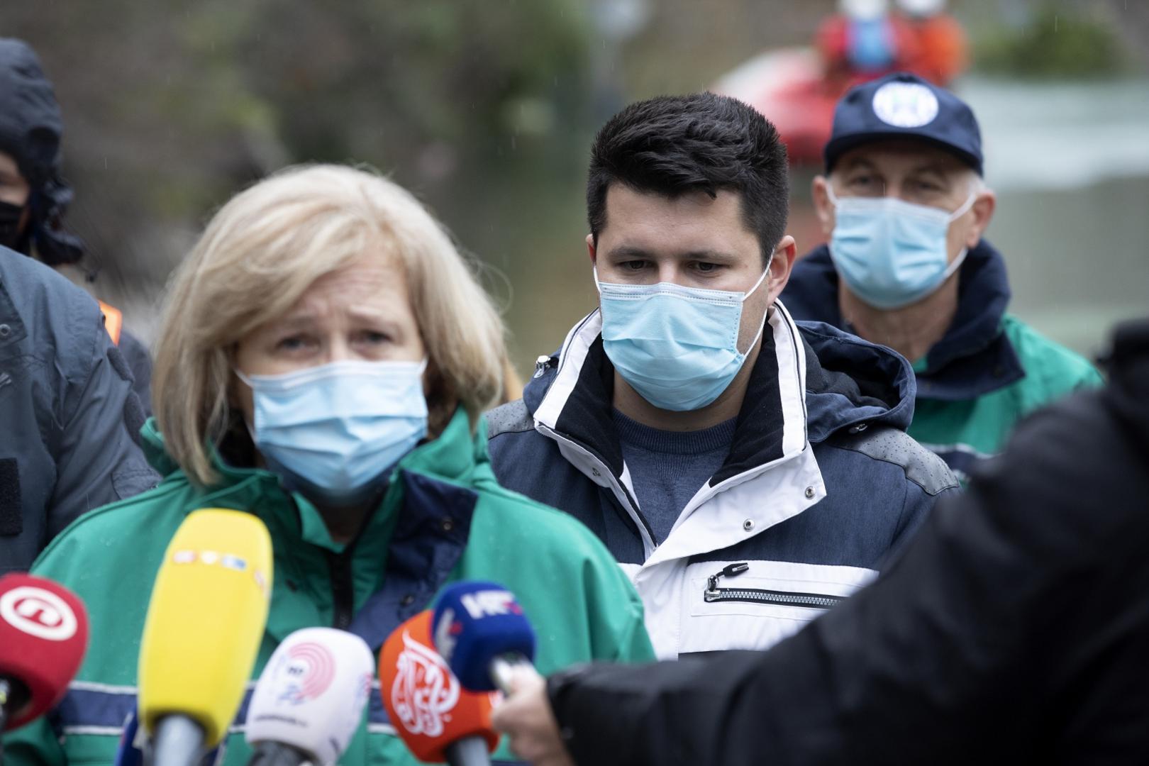 11.12.2020., Vrgorac, Kokorici - Ministrica poljopriverede posjetila je Kokorice, mjesto u kojem je poplava unistila brojne obiteljske kuce, a vodostaj i dalje raste. Nakon kratkih izjava, prosetala se mjestom i popricala s mjestanima. Na fotografiji Ante PranicPhoto: Miroslav Lelas/PIXSELL