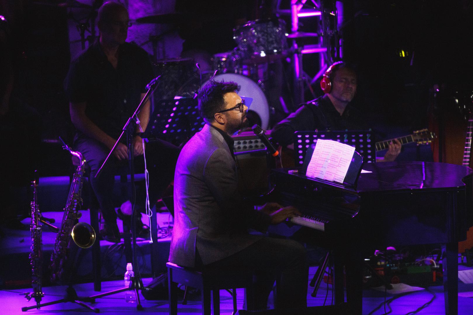 Jučer na drugu godišnjicu njegove smrti u Veloj Luci, poštujući sve epidemiološke mjere, njegovi kolege Nina Badrić, Petar Dragojević, Petar Grašo, njegovi Dupini i Ante Gelookupili su se i održali koncert njemu u čast. 