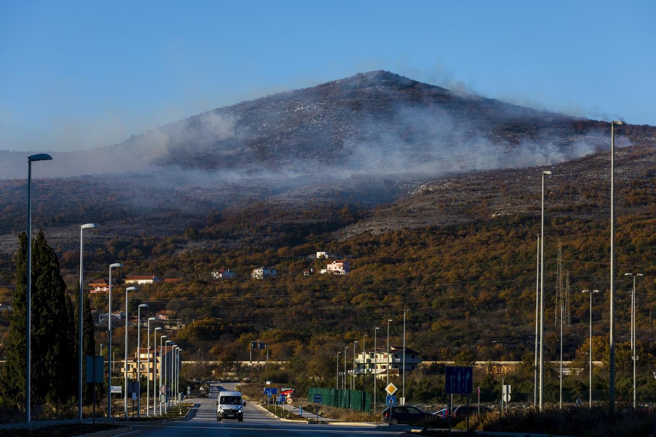 Požar u blizini mjesta Koprivno u zaleđu Splita, gore trava i nisko raslinje