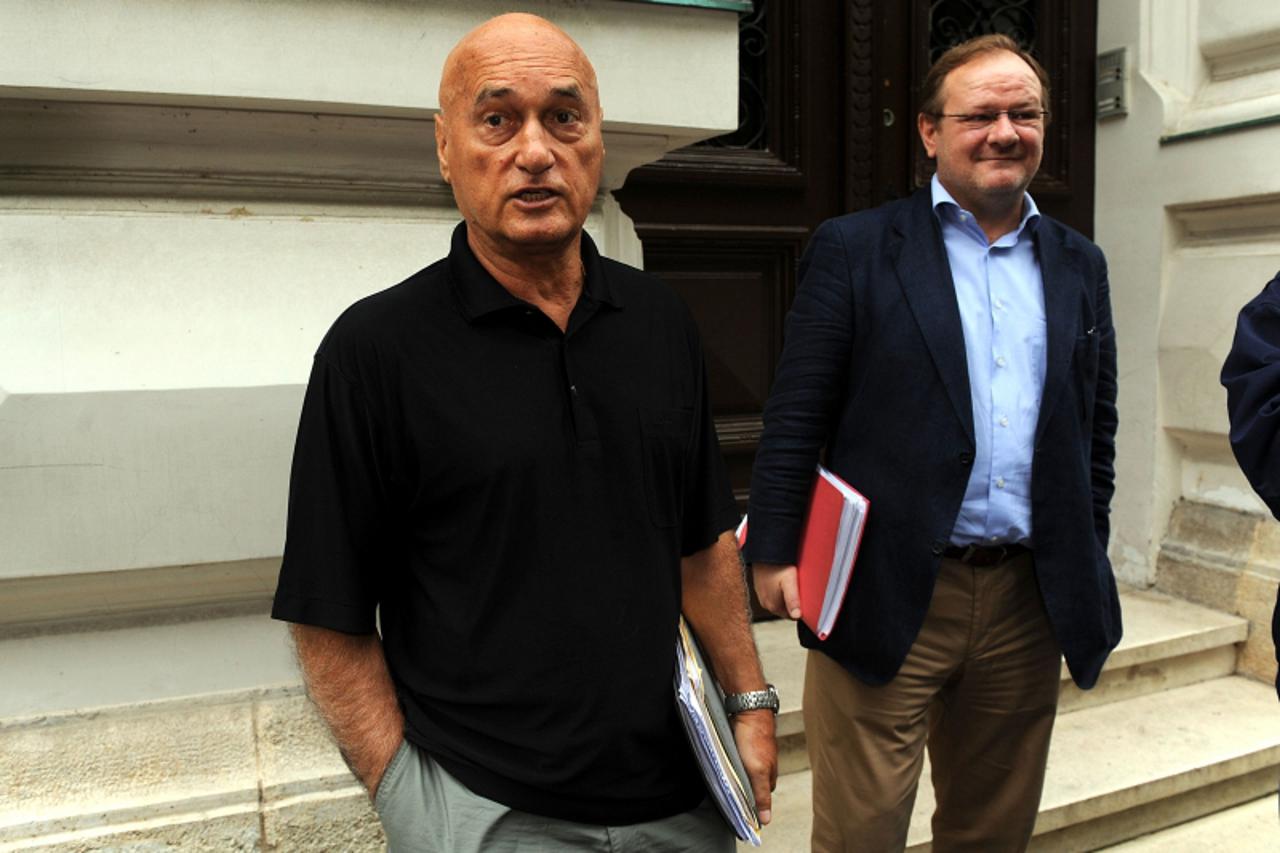 'crna...Zagreb...08.07.2009.    Zupanijski sud, Vladimira Zagorac dolazi na sudjenje iz zatvora, odvjetnici Vladimira Zagorca Zvonimir Hodak i Kresimir Krsnik daju izjavu novinarima,  Photo: Goran Sta
