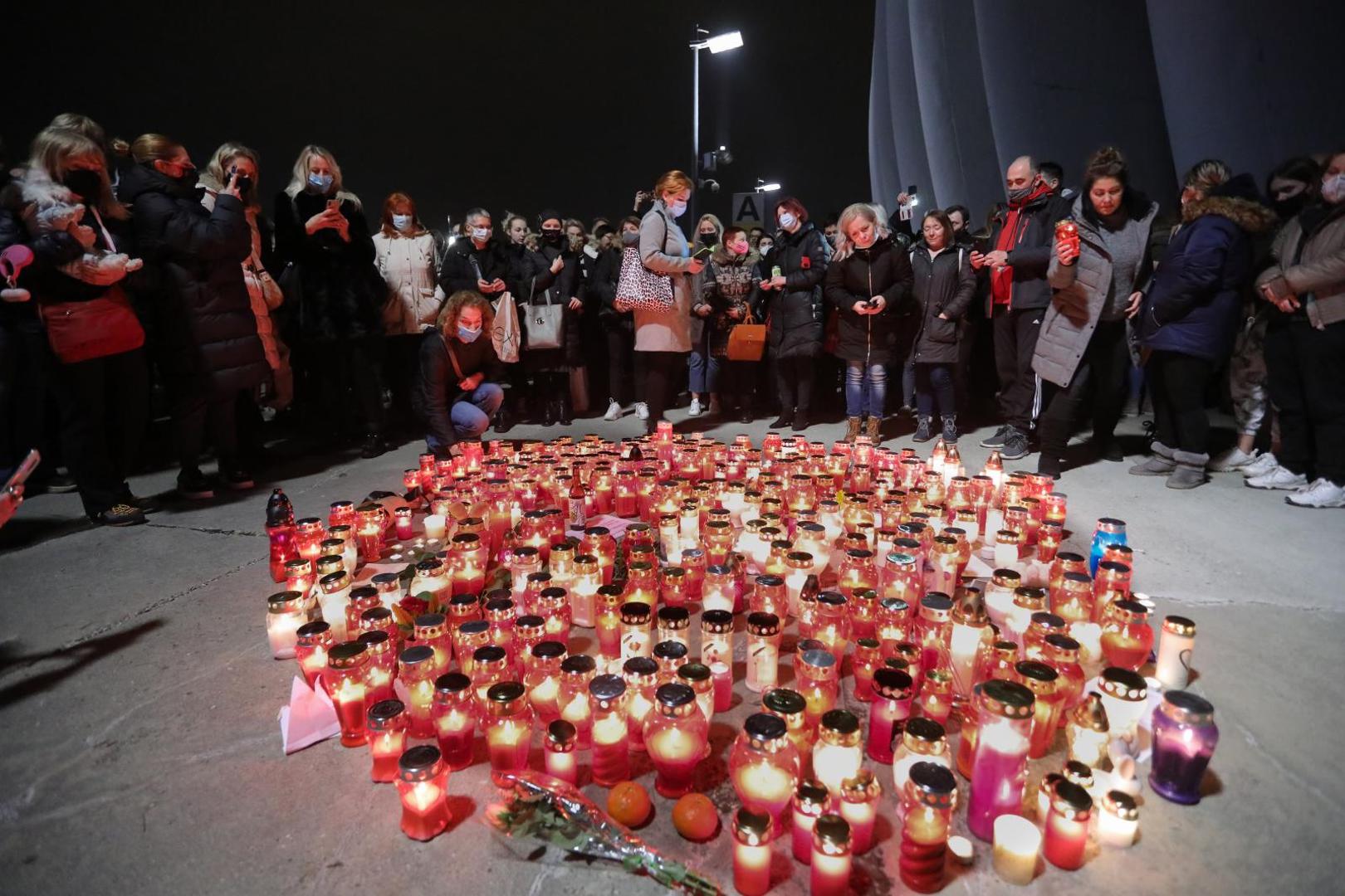 20.02.2021., Zagreb - Obozavatelji se ispred Arene Zagreb oprastaju od Dordja Balasevica pjesmom, paljenjem svijeca i bijelim zecom. Photo: Emica Elvedji/PIXSELL