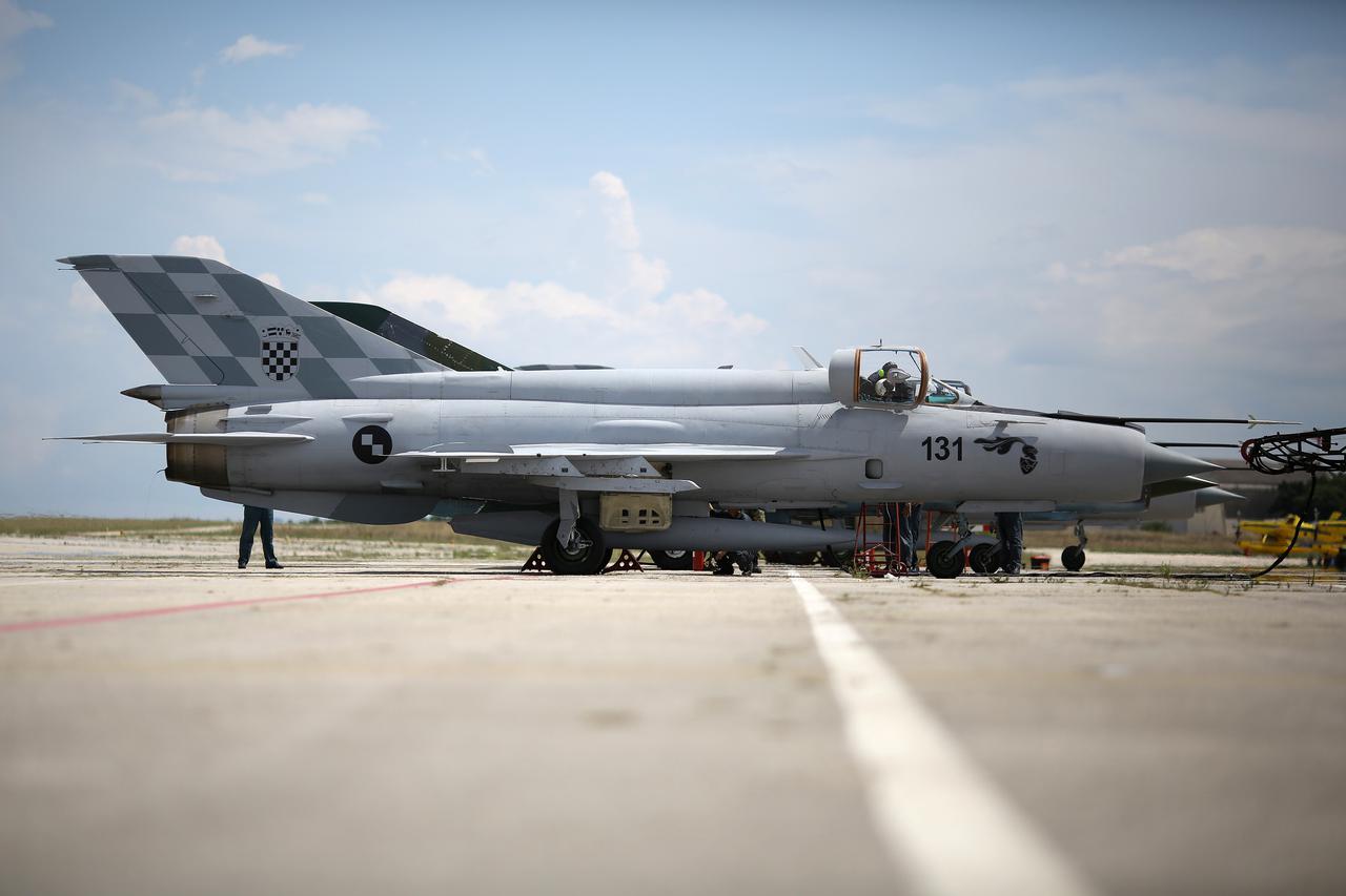 05.08.2014., Zadar - Povodom obljetnice oslobodilacke akcije Oluja u zracnoj bazi na Zemuniku priredjen je Dan otvorenih vrata gdje su se mogli razgledavati avioni, kanaderi, helikopteri i ostala vojna tehnika.