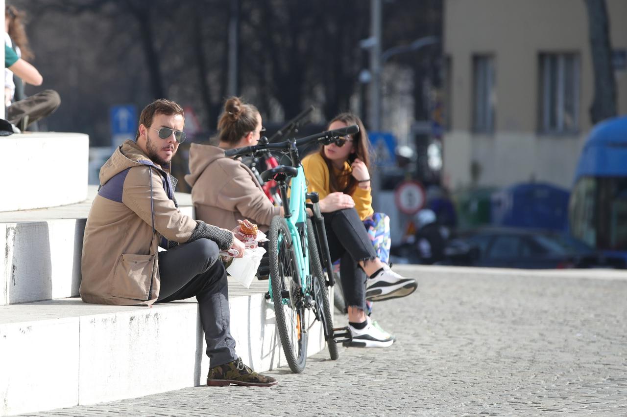 Zagreb: Mladi uživaju pod suncem na Trgu žrtava fašizma