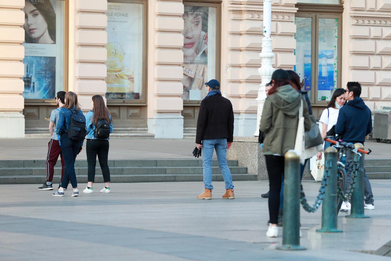 Građani čekaju u redu