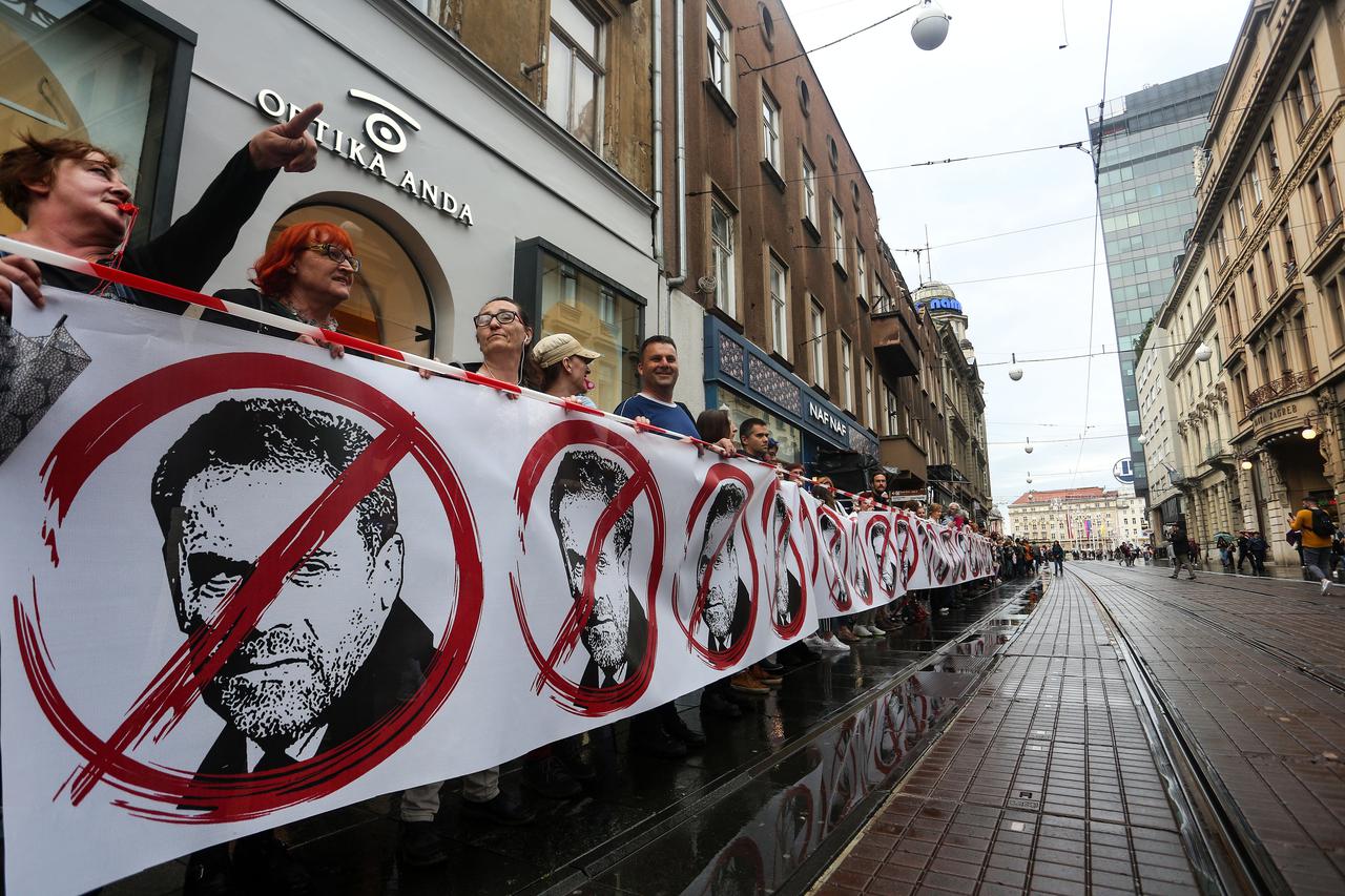 Zagreb: Prosvjedno okupljanje „Zagreb u epicentru“ na Trgu bana Jelačića