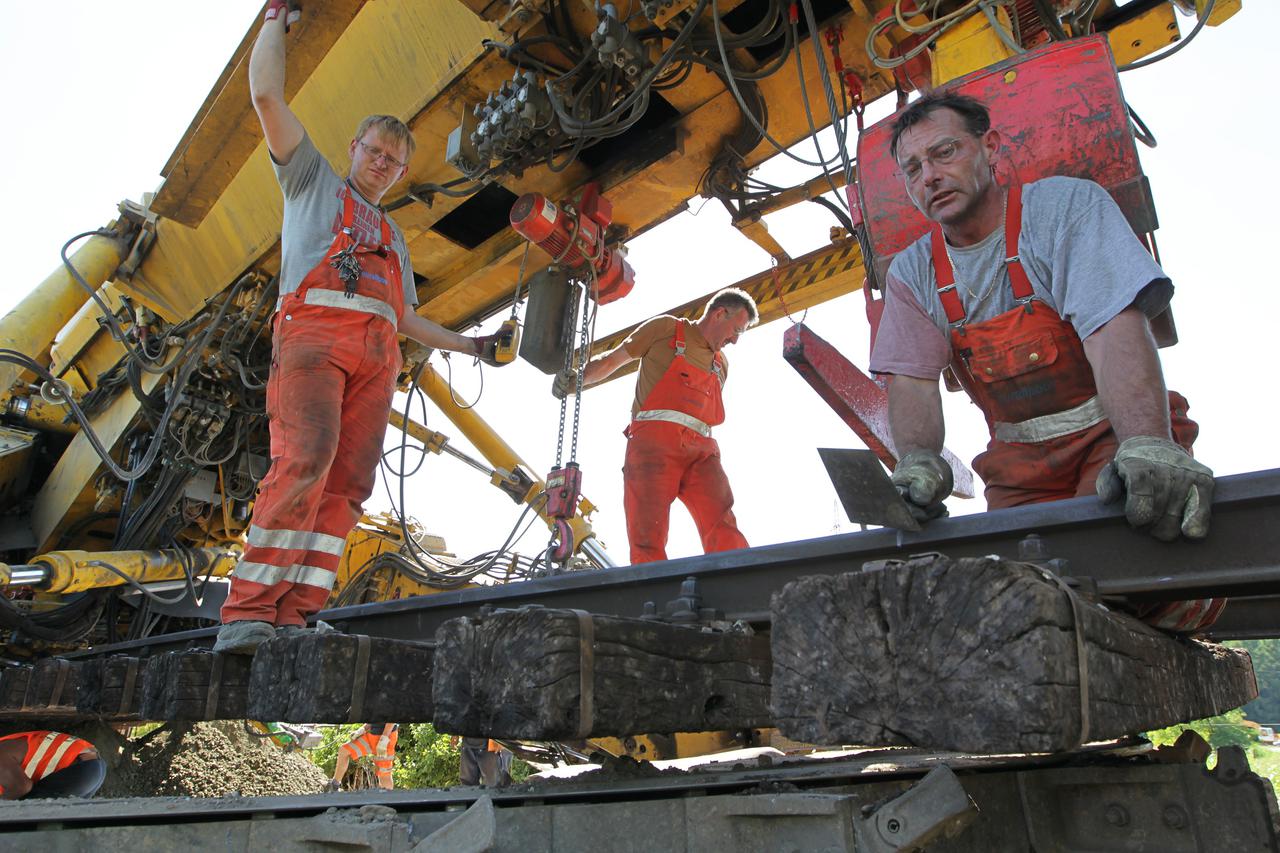 16.06.2011., Koprivnica - Remont 30 kilometara pruge izmedju Koprivnice i Krizevaca.  Radove placa EU, a izvodjaci su njemacka tvrtka Eurailpool u vlasnistvu koncerna Swietelsky i sektor odrzavanja HZ-a.  Photo: Marijan Susenj/PIXSELL
