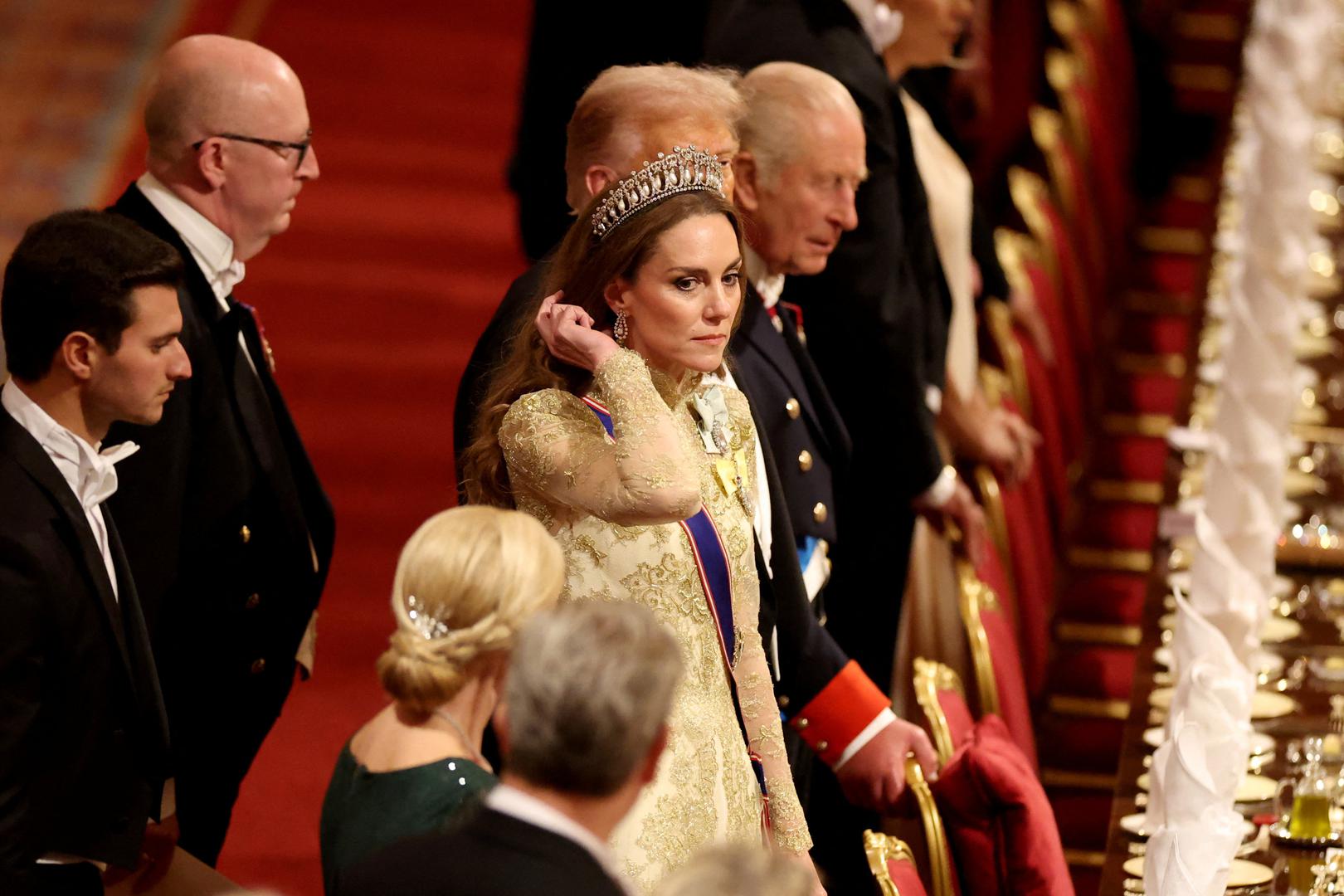 Službenik za čitanje s usana izvijestio je o razgovoru između parova dok su šetali vrtom. "Prošlo je neko vrijeme otkad ste razgovarali sa mnom", navodno je Trump rekao budućem kralju. 