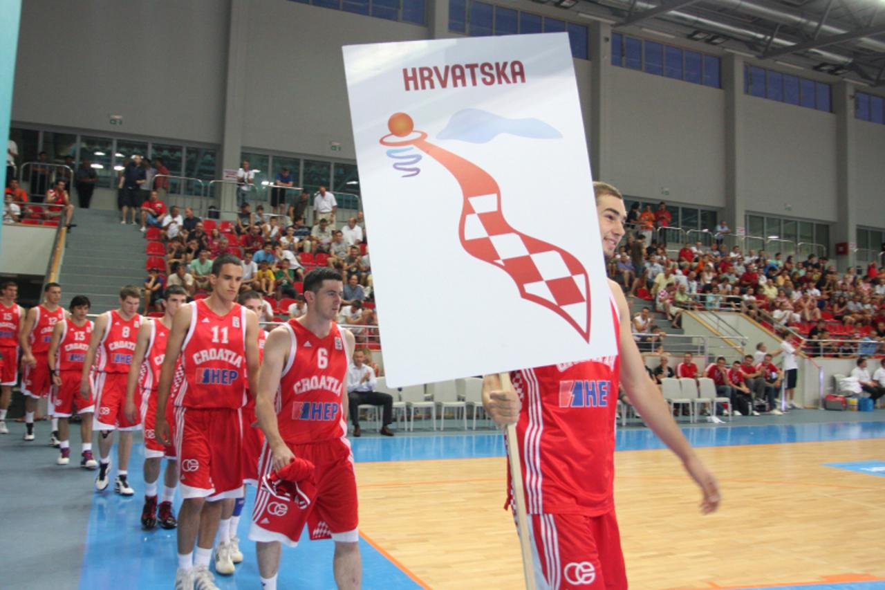 '08.07.2010., Gradski sportski Centar, Makarska - Europsko prvenstvo u kosarci za mlade U20 Hrvatska - Slovenija. Mario Delas na celu hrvatske reprezentacije. Photo: Ivo Cagalj/PIXSELL'