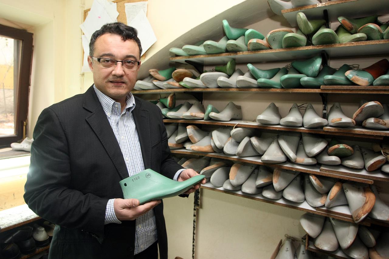 17.12.2012., Zagreb - Cipele Bocak, vlasnik ducana cipela Renato Bocak u svojoj radnji, gdje se rucno izradjuju cipele po mjeri.  Photo:Goran Jakus/PIXSELL