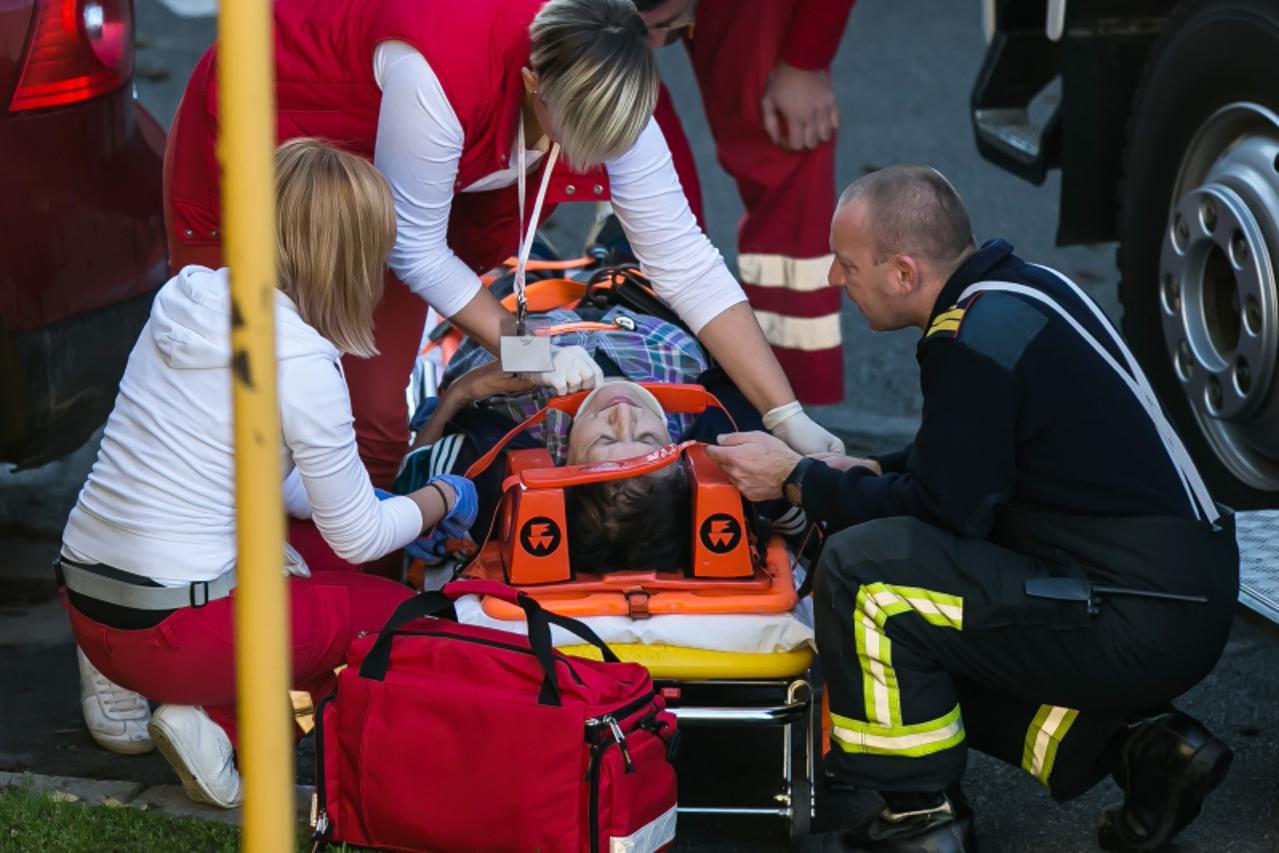'12.10.2013., Osijek, Vijenac Dinare - Starija zenska osoba prilikom prelaska ulicnog sahta propala kroz metalni poklopac te se ozlijedila. Vatrogasci, policija i hitna pomoc na mjestu dogadjaja pomog