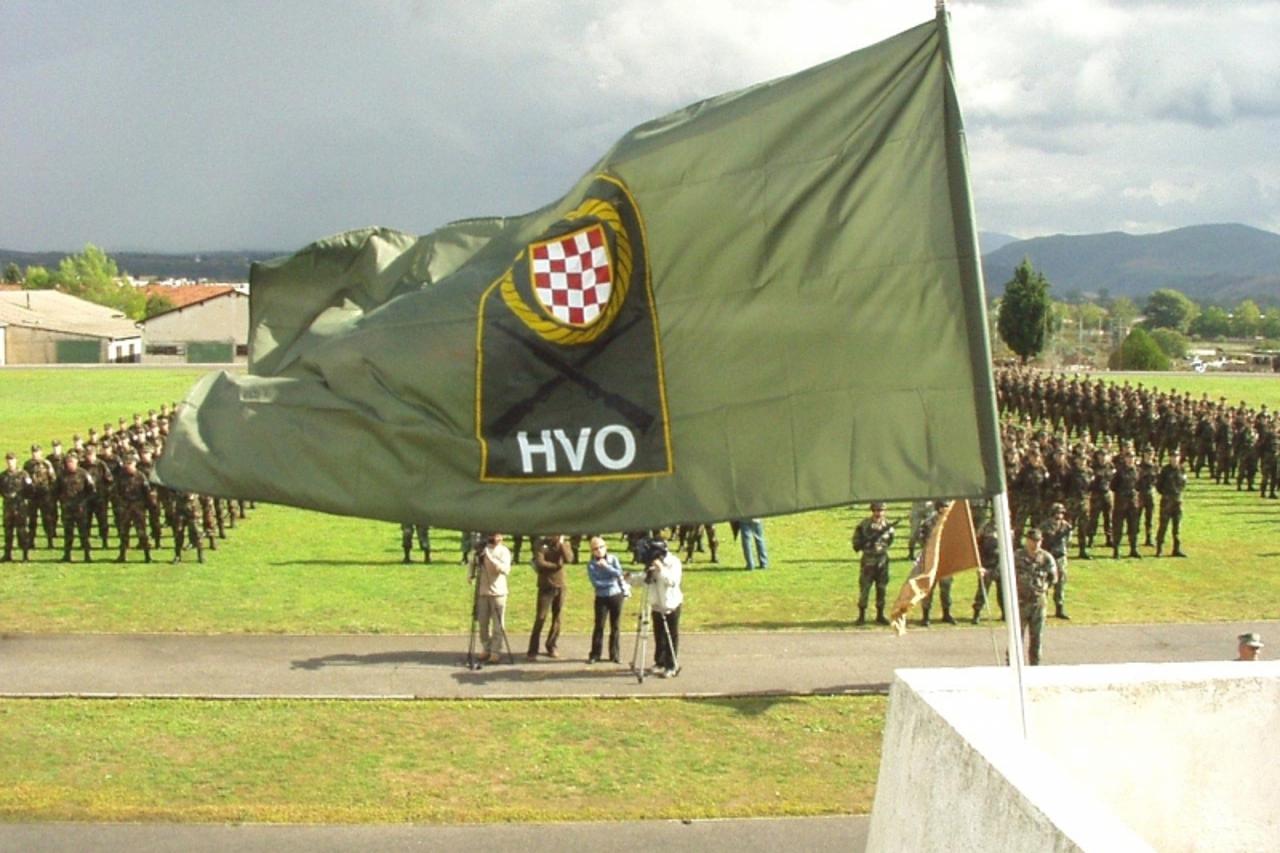 'BIH-15.10.2004 Capljina Zastava HVO-a i mladi vojnici jucer na prisezi u Capljini Snimio Frano Matic'