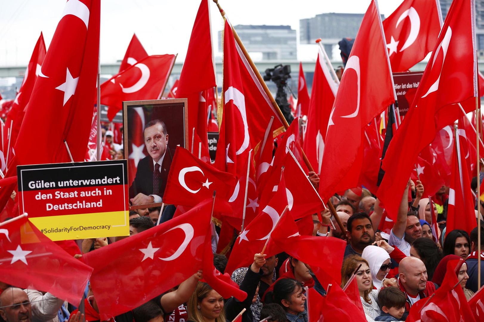 Почему в германии запрещено. Фото митинга в поддержку Эрдогана.