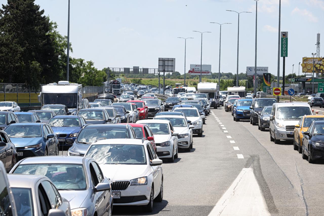 Zagreb: Krenule gužve prema moru, na Lučkom kolona