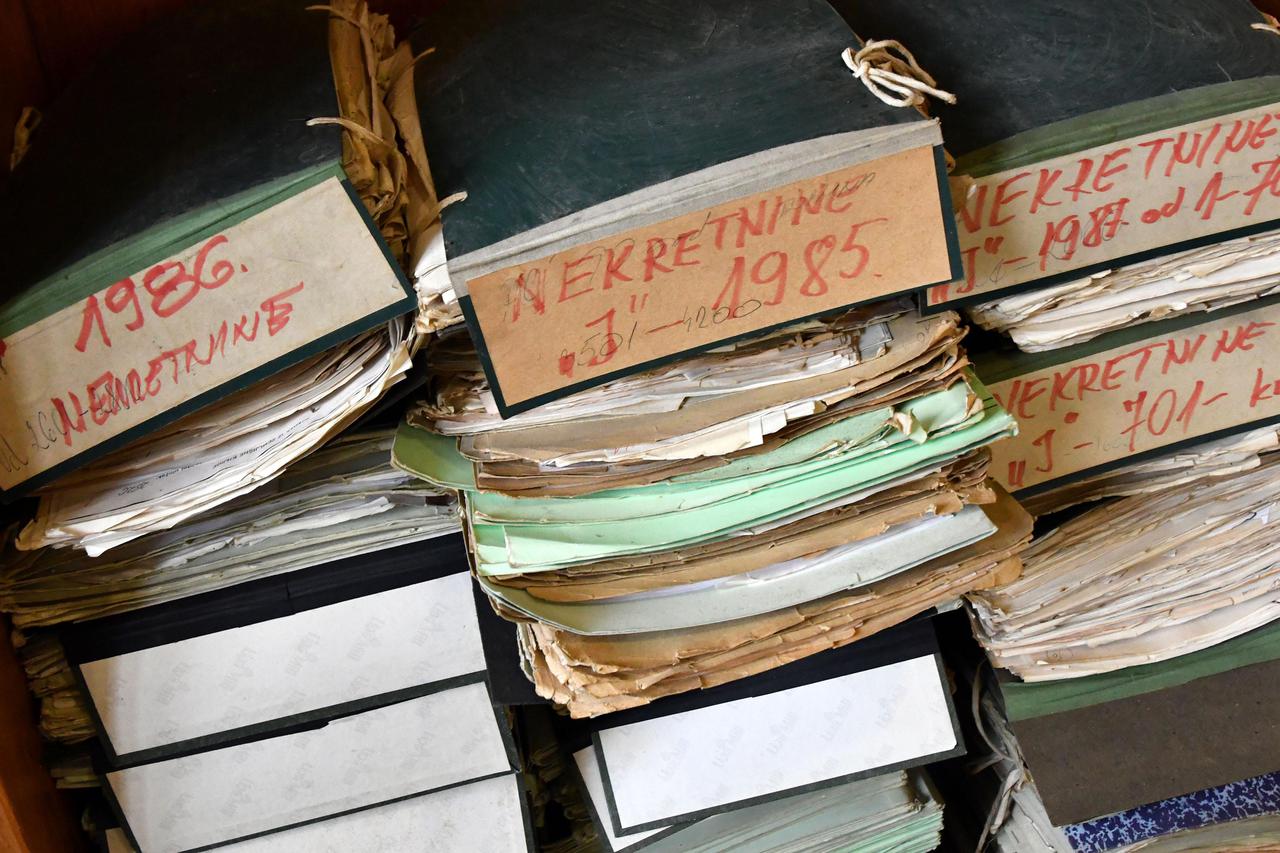 Slavonski Brod: Uvezani i arhivirani sudski spisi složeni na polici