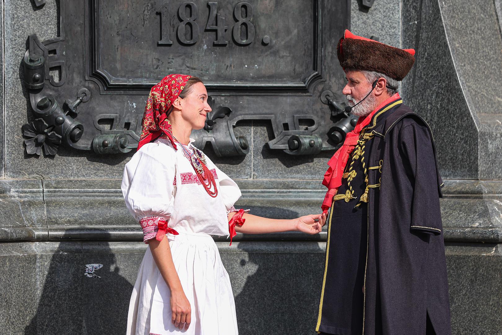 U nazočnosti brojnih uglednih gostiju, među kojima su bili izaslanik predsjednika Hrvatskog sabora Gordana Jandrokovića, predstavnici Vlade i ministarstava RH, Grada Zagreba, Hrvatskog diplomatskog kluba te hrvatskih zastupnika u Europskom parlamentu, održana je tradicionalna ceremonija vezanja kravate na spomenik banu Jelačiću. 