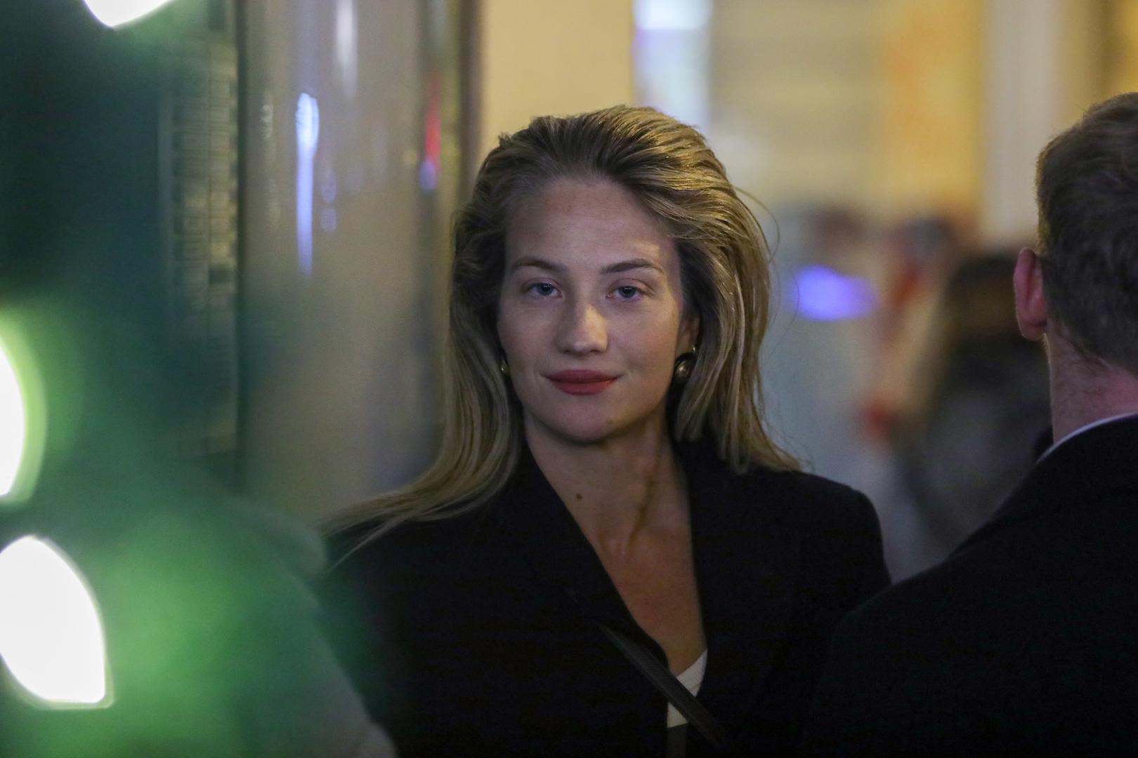 Jedna od najpoznatijih, ali i najljepših supruga nogometaša svakako je zanosna Izabel Kovačić, a njihova ljubavna priča nalikuje na scenarij romantične serije. Mateo Kovačić i Izabel upoznali su se u župnoj crkvi u Sesvetskim Selima gdje on bio ministrant, a Izabel je pjevala u crkvenom zboru. Nakon što je postala gospođa Kovačić, Izabel je pod još većim povećalom javnosti, no bez obzira na to, ostala je jednostavna i samozatajna, no obožavatelji na društvenim mrežama uvijek su oduševljeni njezinim objavama, naročito modnim kombinacijama. Par se vjenčao 2017. u Sesvetama, a na proslavi bile su i mnoge zvijezde madridskog Reala u kojem je Mateo tada igrao. Osim što je jedna od najljepših, Izabel je i jedna od najbolje odjevenih Hrvatica, zahvaljujući besprijekornom stilu koji je spoj elegancije i casual odjeće, a na prvu će vas sigurno očarati i njezina kosa – savršeni plavi uvojci, zbog kojih su je britanski mediji prozvali i hrvatskom Shakirom. Lijepa Izabel osim što vjerno bodri Matea, gradi i uspješnu karijeru, a par ima sinčića Ivana. Osim toga, Izabel je uoči Eura otkrila kako je trudna te da očekuju drugo dijete.