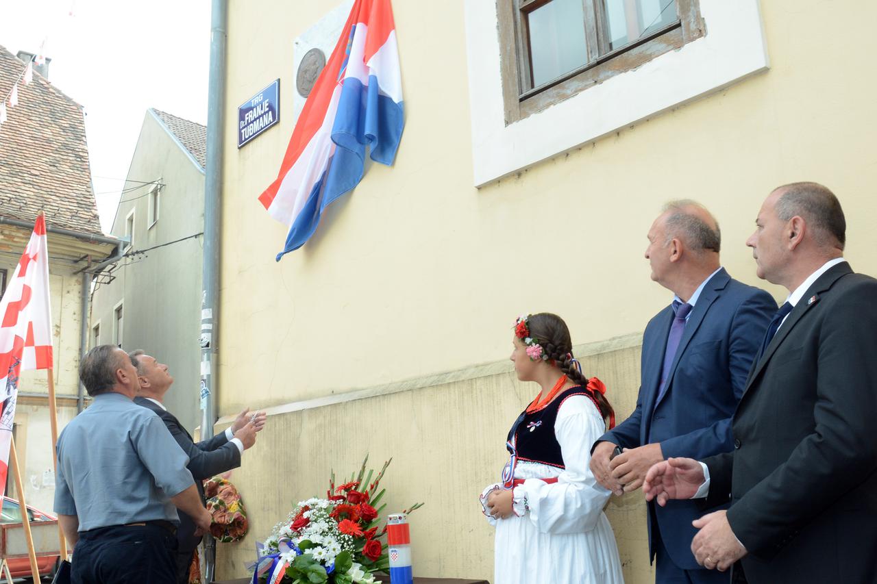 Otkrivanje spomen ploče povodom posjeta dr. Franje Tuđmana Petrinji 25.08.1991.
