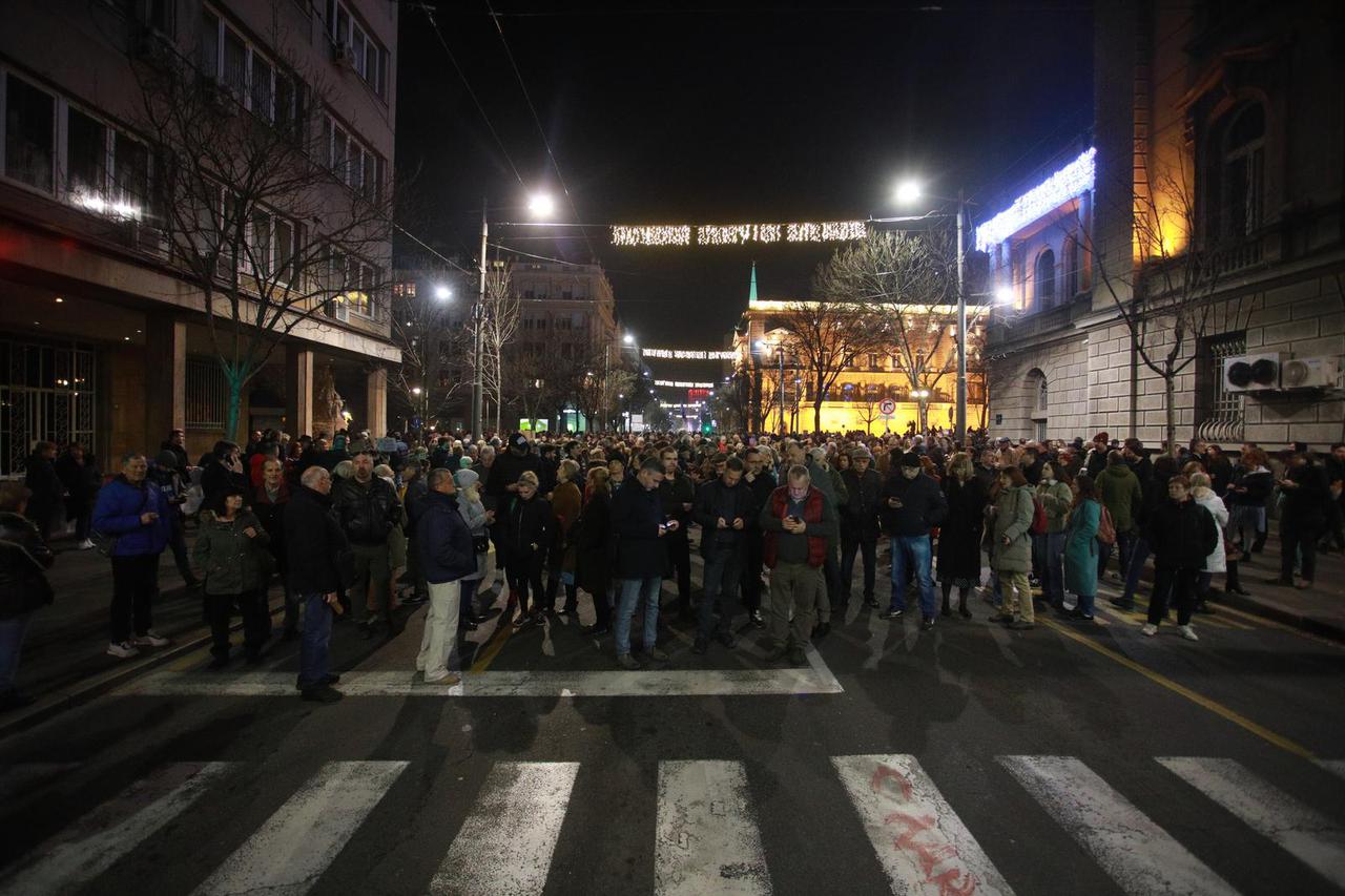 Beograd: Pristaše koalicije "Srbija protiv nasilja" okupile su se deveti put ispred zgrade Republičke izborne komisije