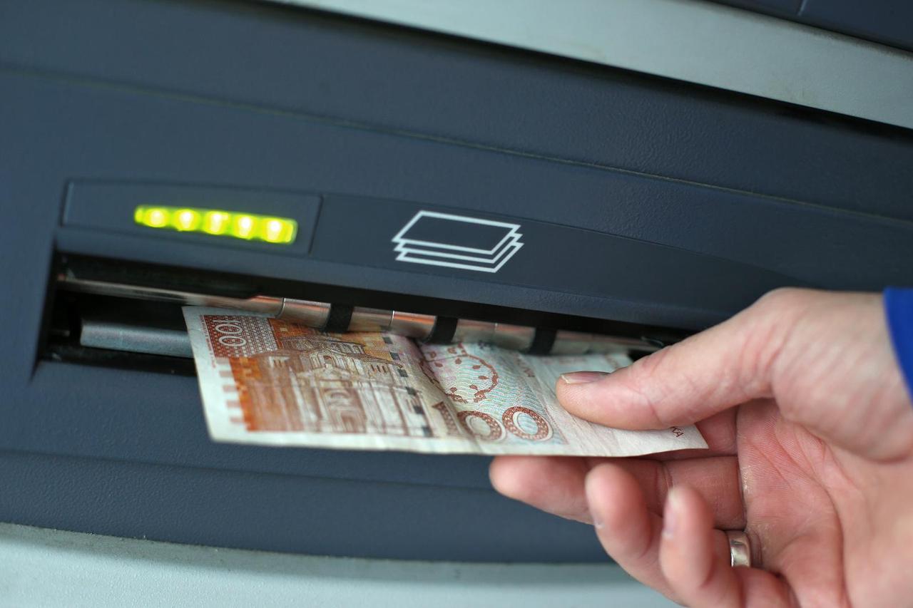 Podizanje novca s bankomata